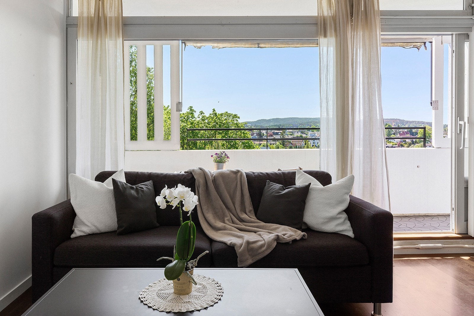 Stuen har en god og lun atmosfære. Det er god plass til en sofa med sofabord og tv møbel. Galleribilde