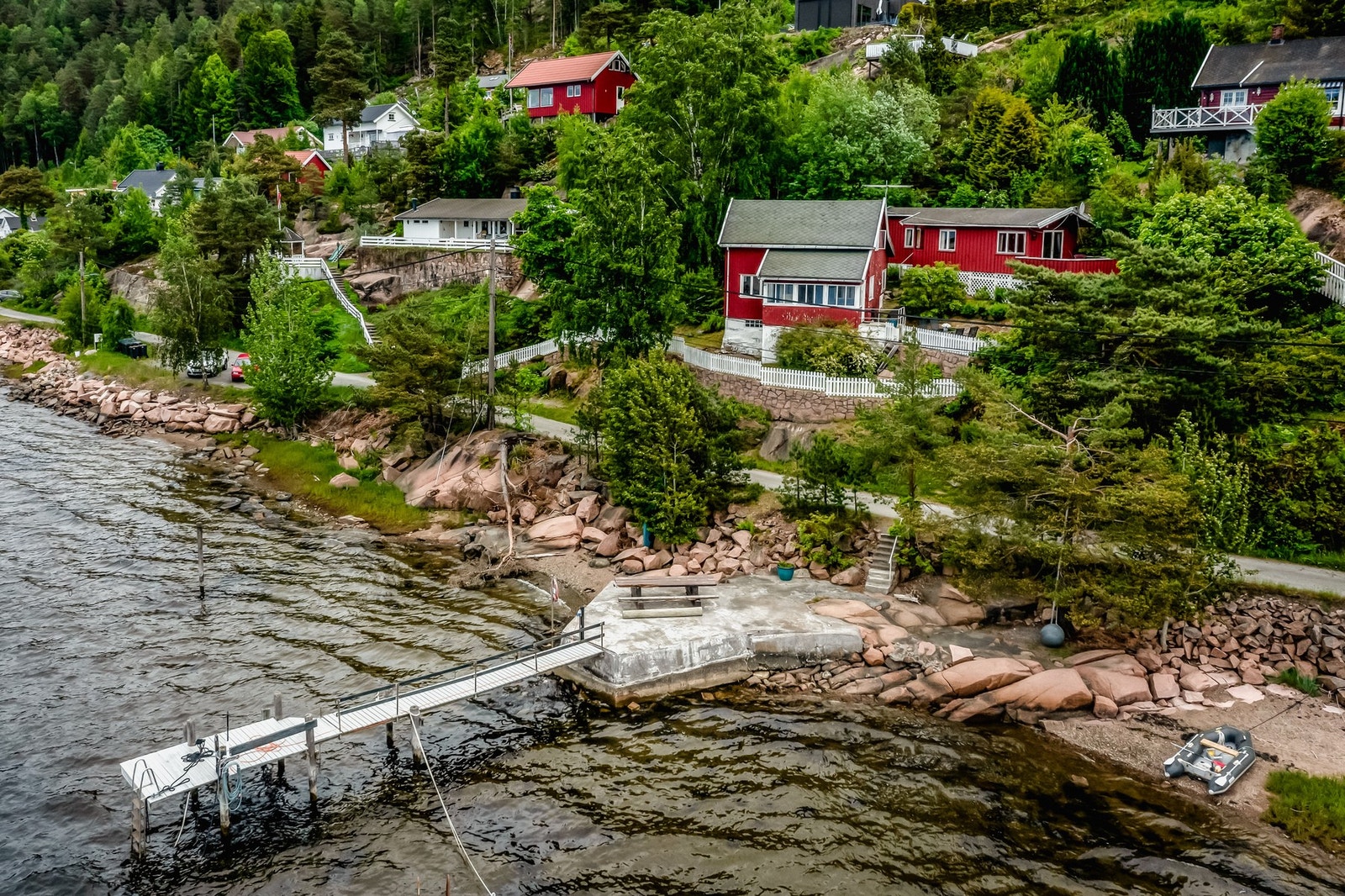 Eiendommen deler bryggen som er anlagt med 3 hyttenaboer. Galleribilde