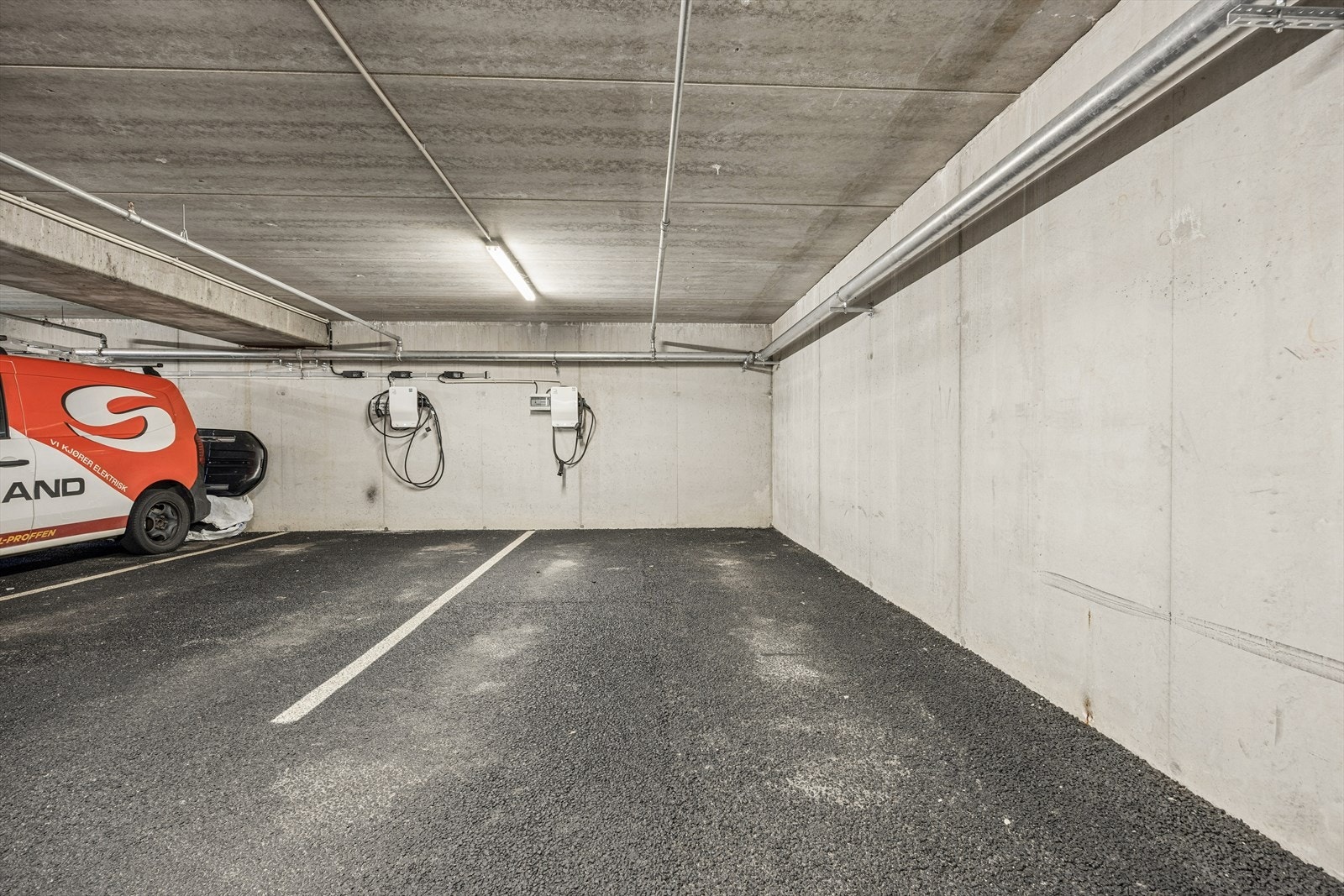 I tillegg til utvendig parkeringsplass disponerer leiligheten en innendørs parkering med elbillader. Galleribilde
