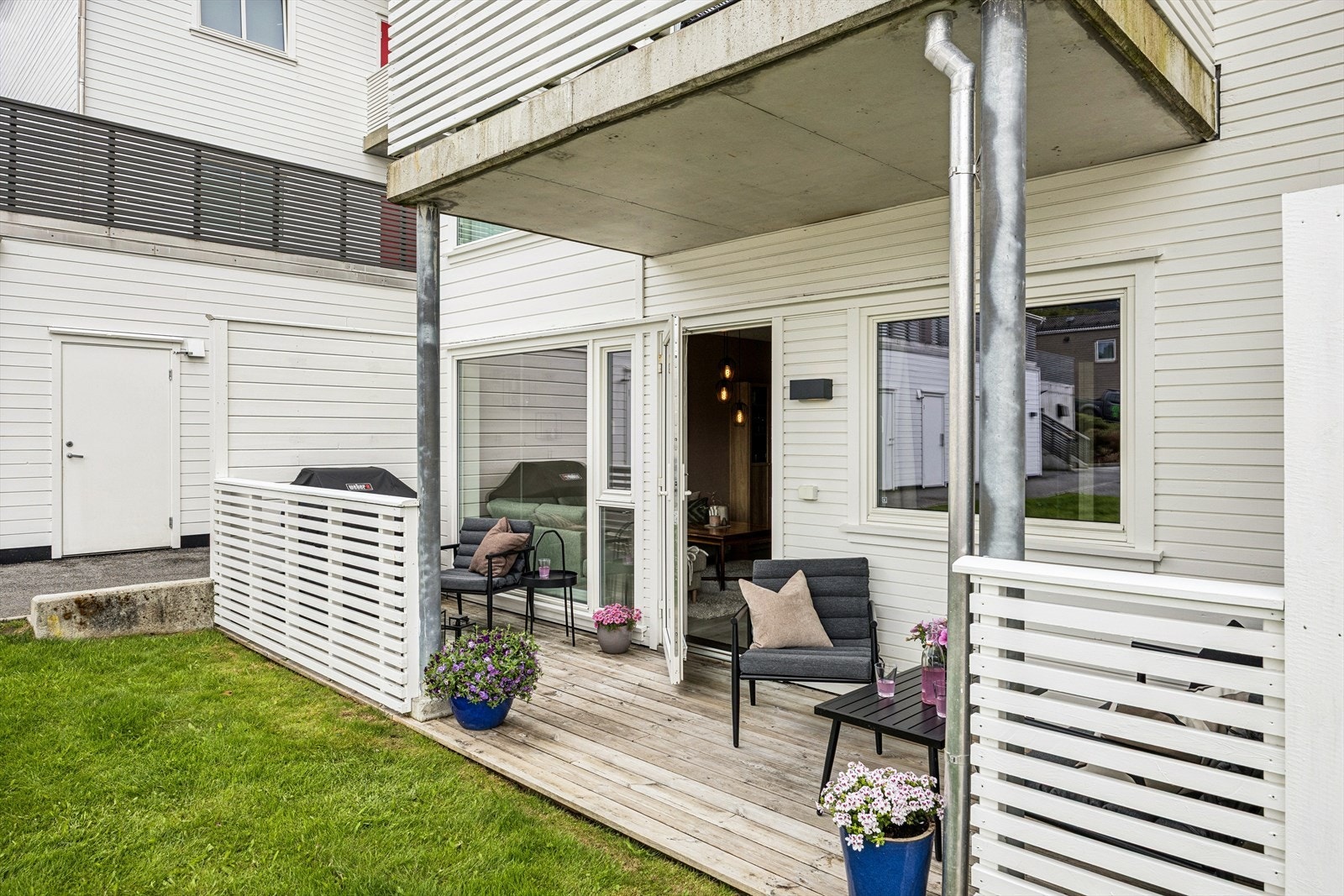 For de med småbarn er beliggenheten perfekt, men lekeplass og grøntareal like ved terrassen. Galleribilde