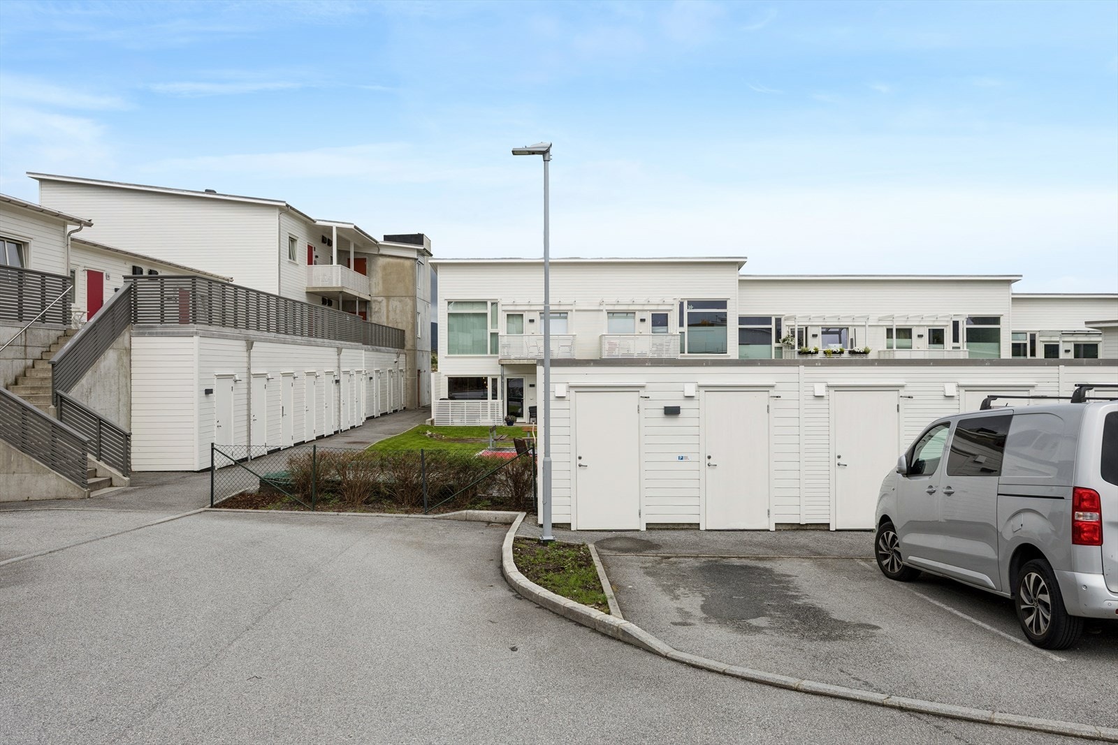Leiligheten disponerer i tillegg en ekstern bod på 6 kvm, én utvendig parkeringsplass og én parkeringsplass i garasje. Galleribilde