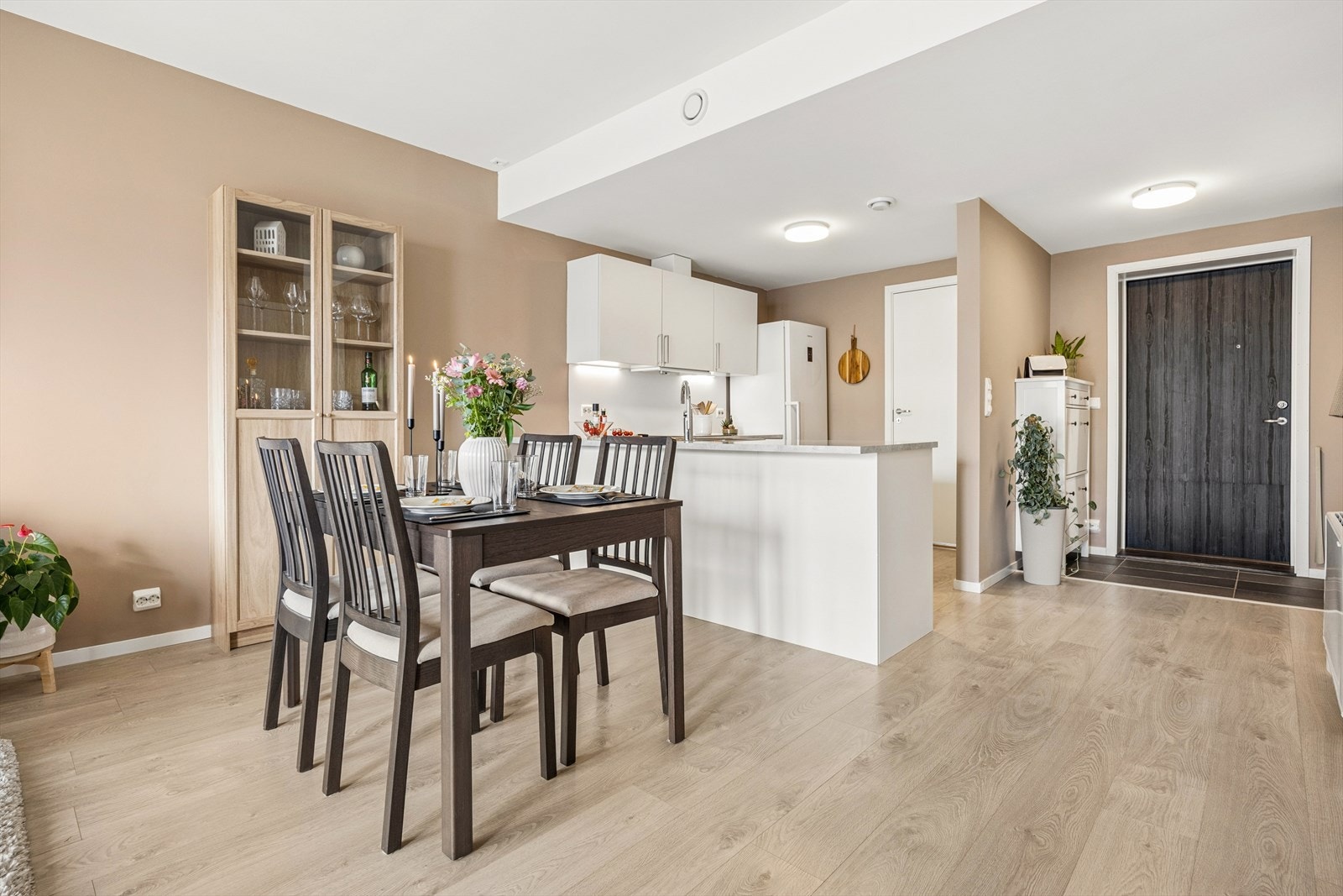 Boligen er utstyrt med vannbåren varme via konvektor i stue og har balansert ventilasjonsanlegg for et godt inneklima. Galleribilde