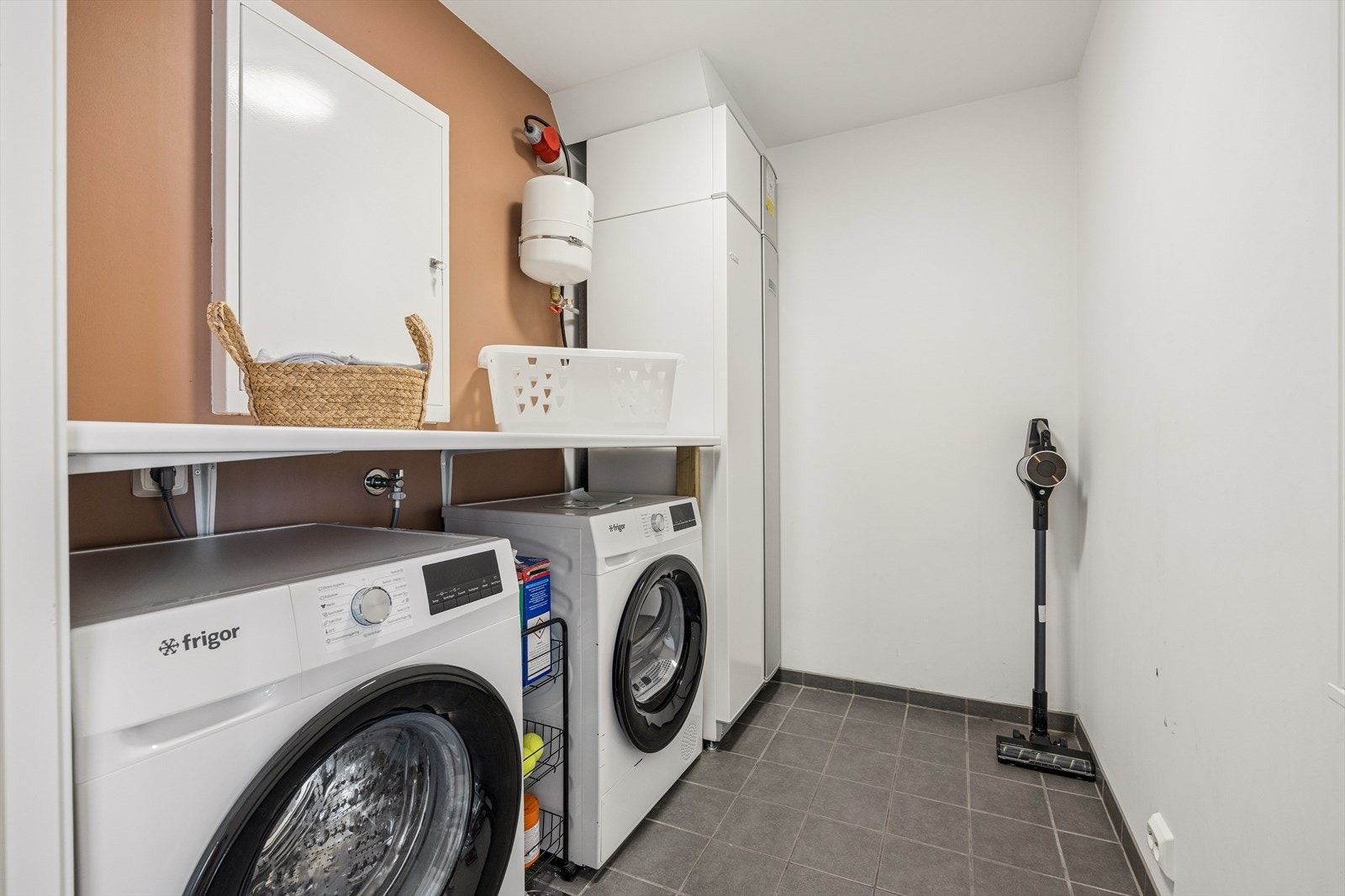 Like ved baderommet finner man et vaskerom/bod. Også her har man grå fliser på gulvet og malte veggflater. Rommet er ellers utstyrt med opplegg for vaskemaskin, plass til tørketrommel og benkeplate over (se punkt "ferdigattest"). Galleribilde