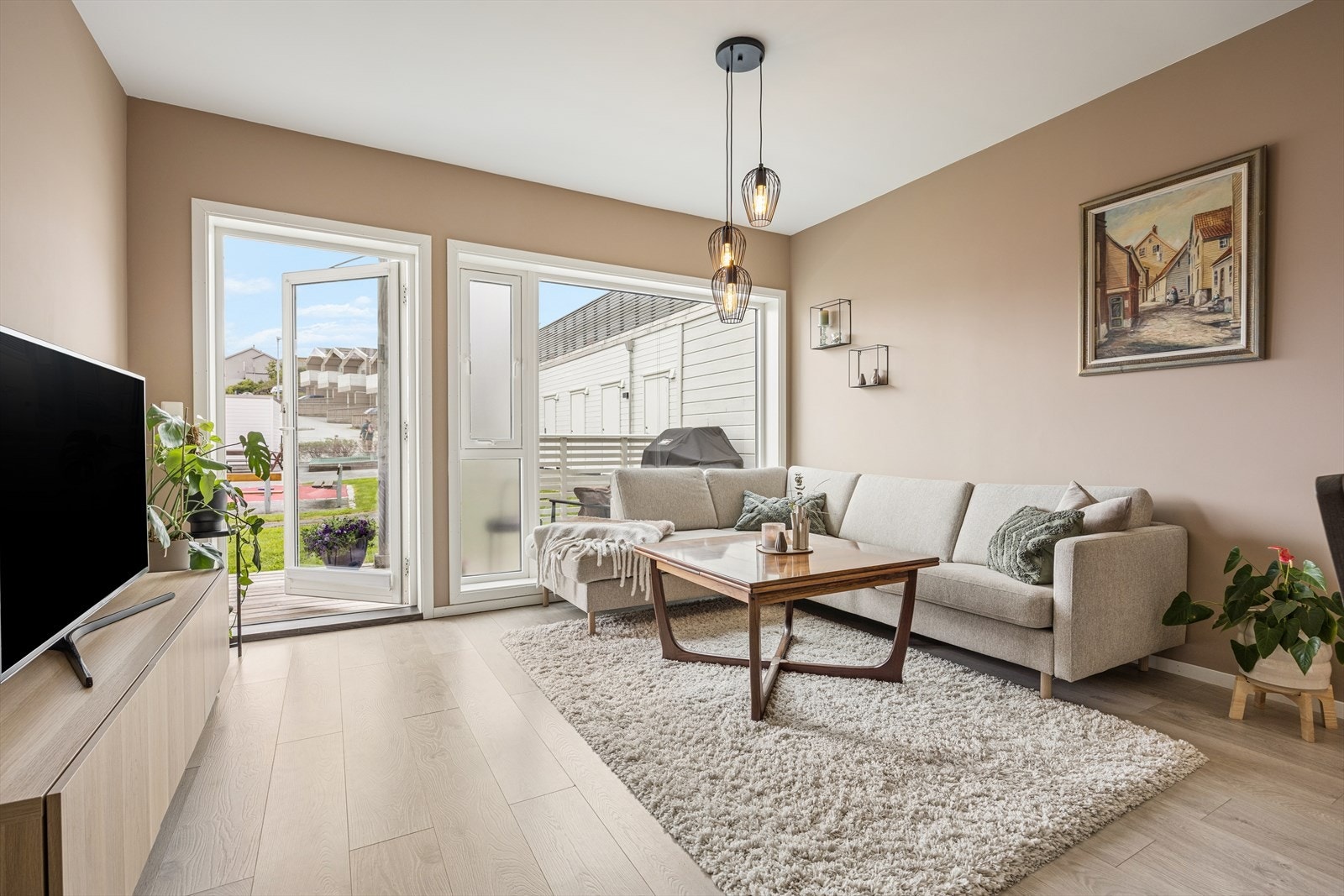 Her har man god plass til å møblere med både sofa og spisegruppe. Galleribilde