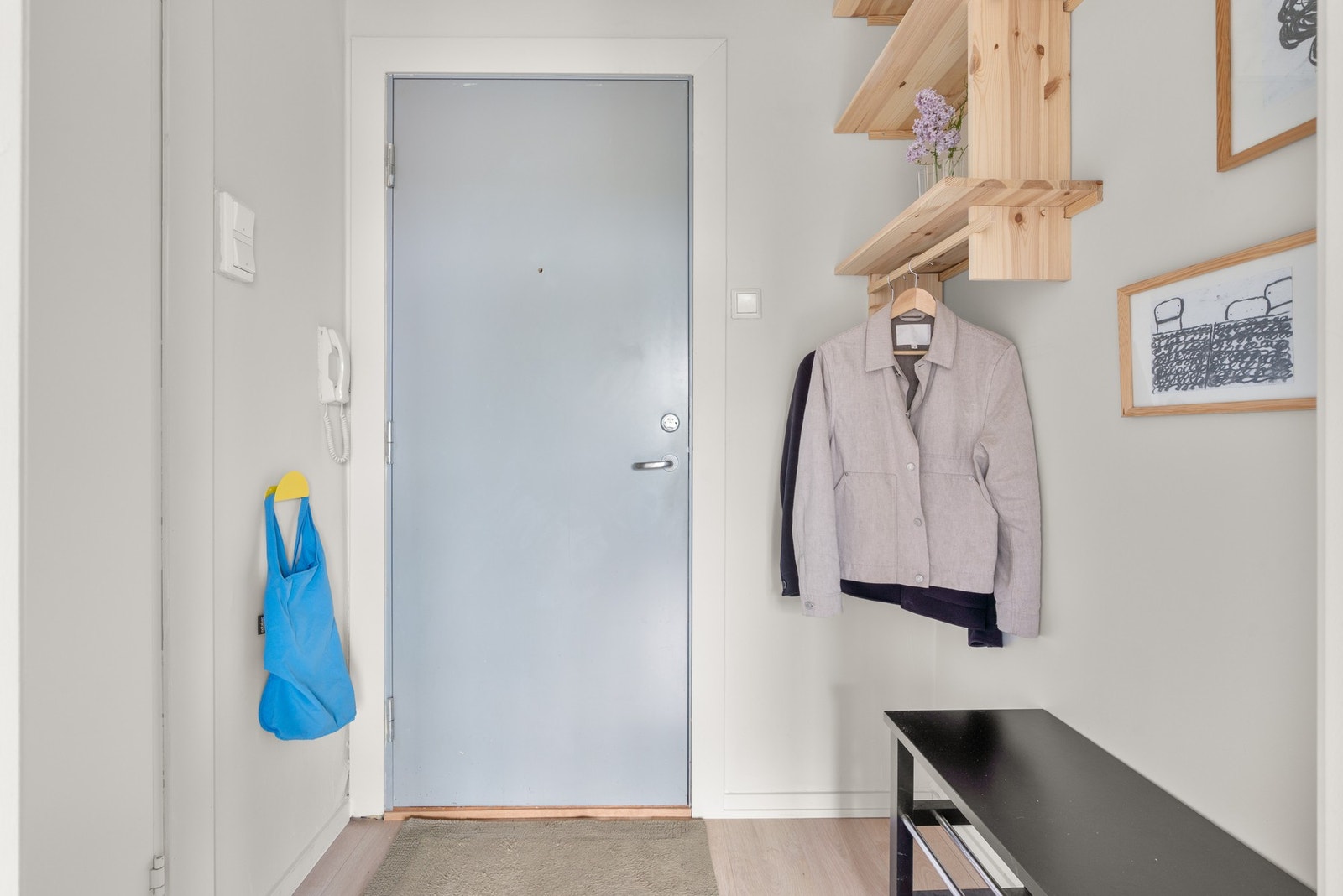 Entreen har mulighet til å henge fra seg yttertøyet, samt utstyrt med calling-anlegg. Galleribilde