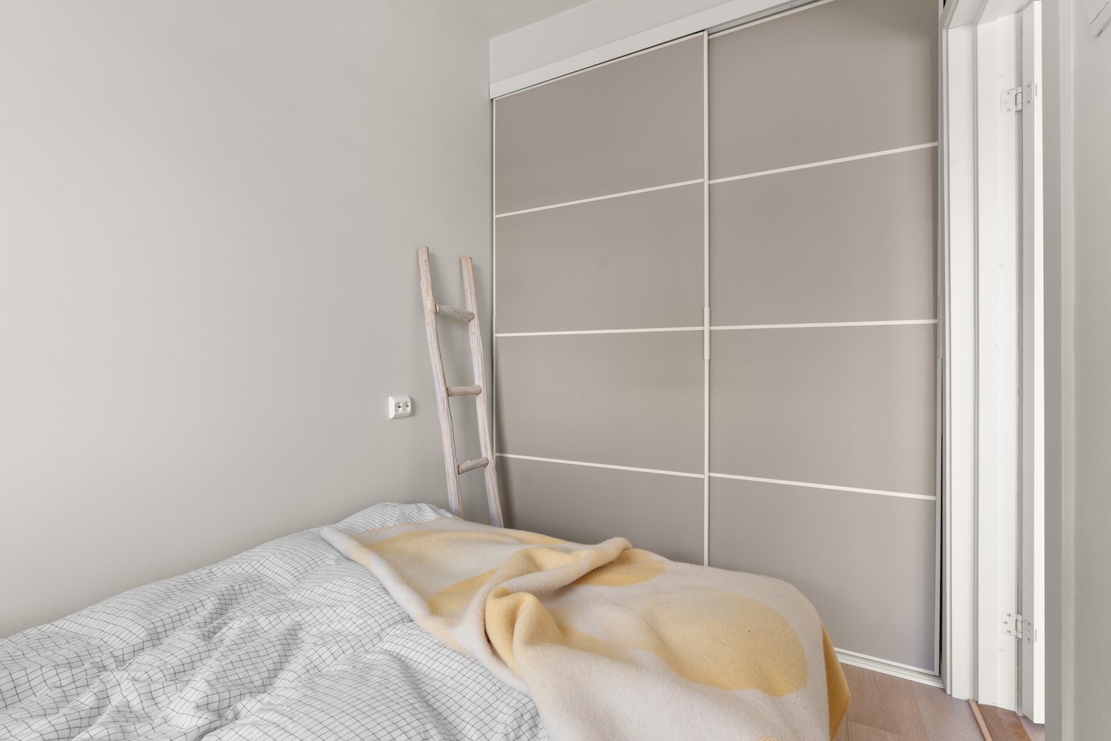 Soverommet har plassbygd skyvedørsgarderobe, her har du også opplegg til vaskemaskin. Galleribilde