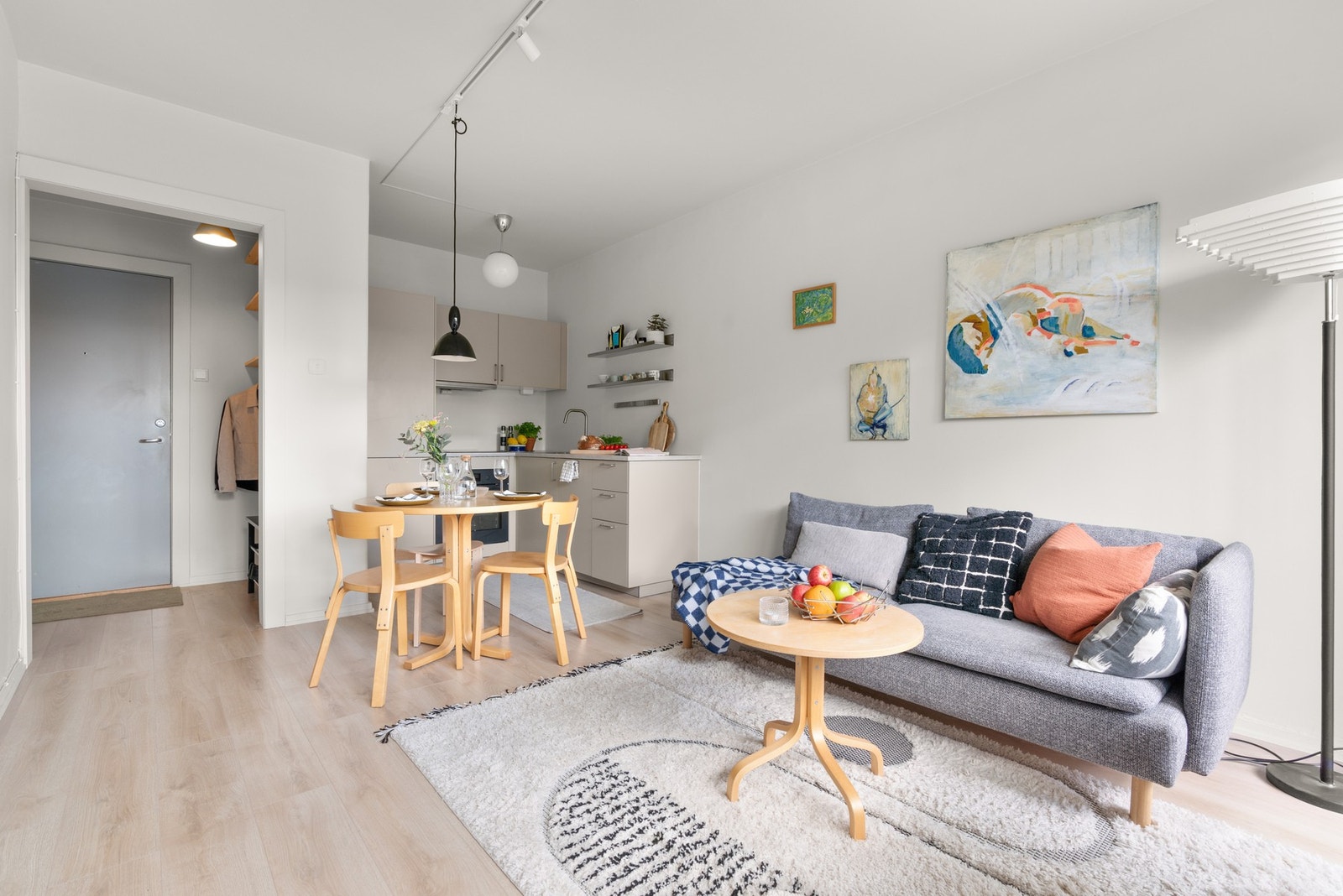 Leiligheten har nylig blitt modernisert med nytt kjøkken, gulv og malte overflater (2026). Galleribilde