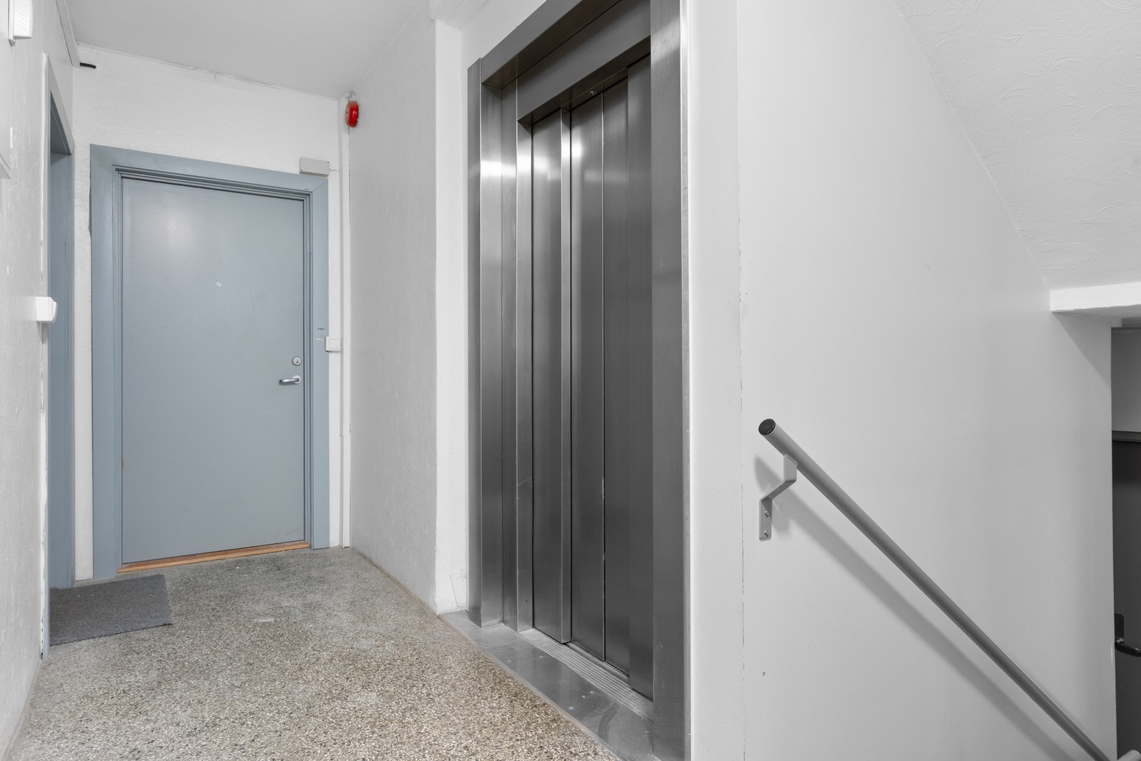 Heis i felles oppgang. Galleribilde