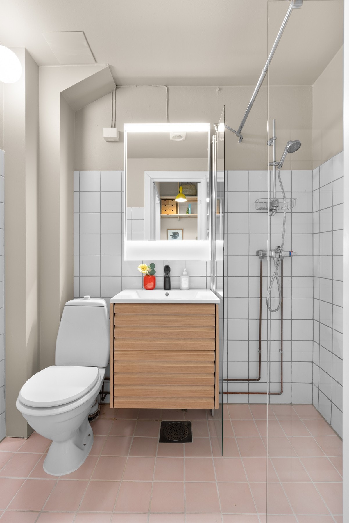 Badet er utstyrt med nytt speil og servant fra 2026. Galleribilde