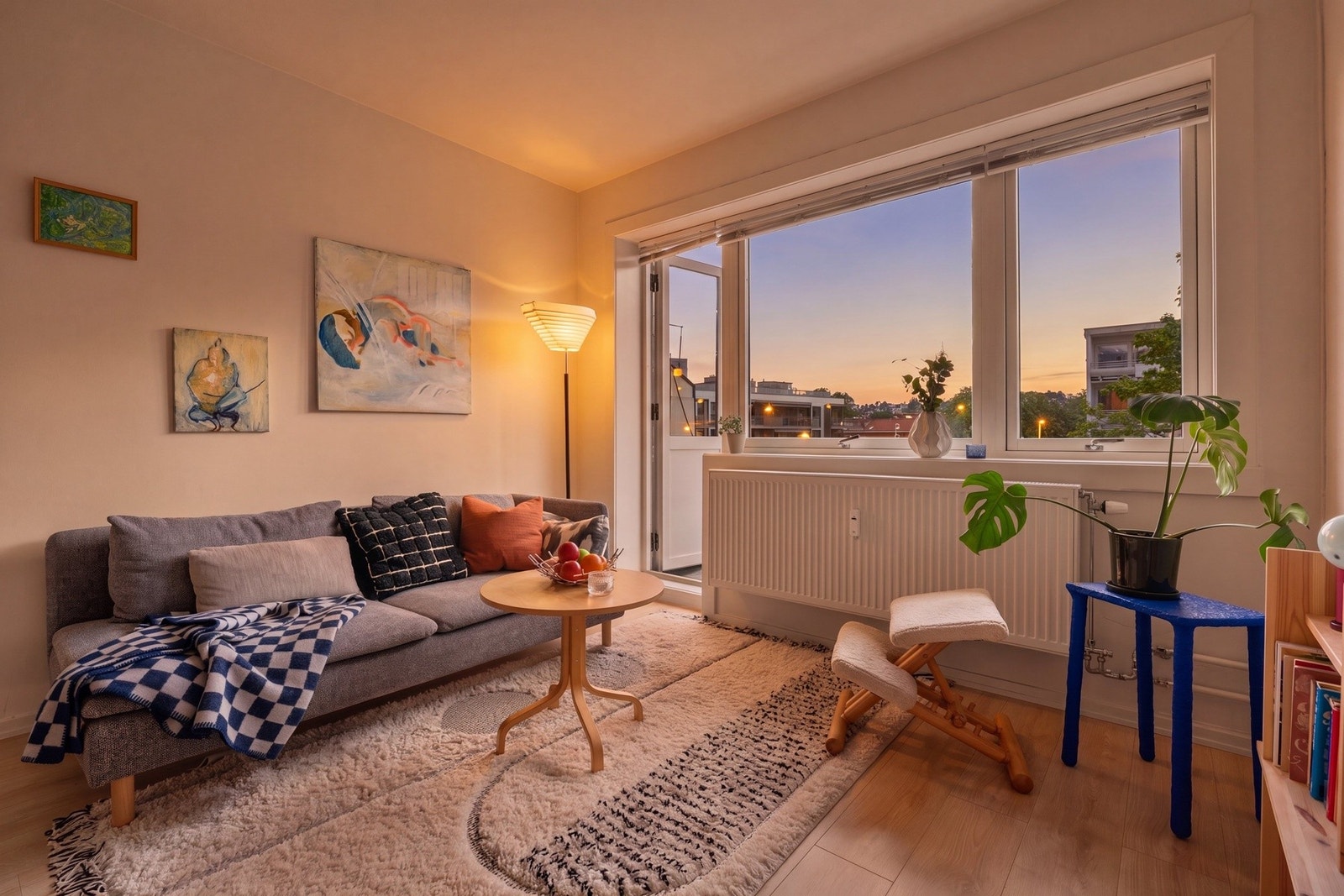 Fra stuen er det utgang til balkong hvor du kan nyte sene og rolige sommerkvelder. Galleribilde