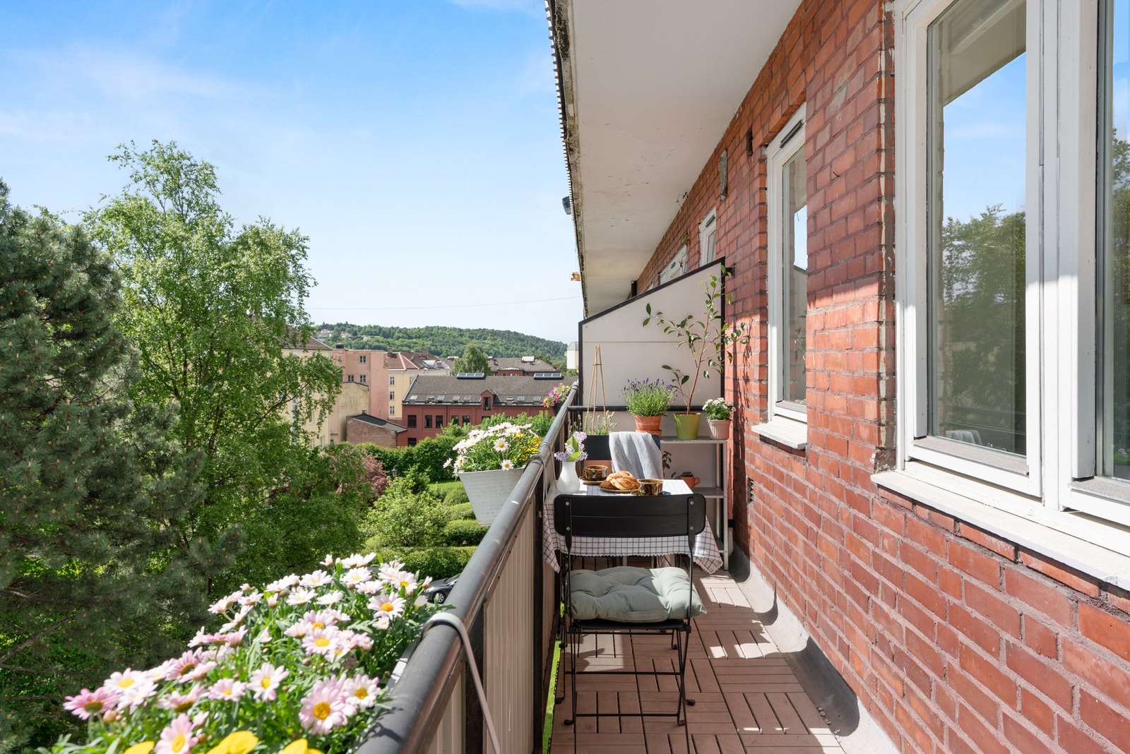 Balkongen er vendt mot sørøst og har fin utsikt opp mot Ekebergåsen! Galleribilde