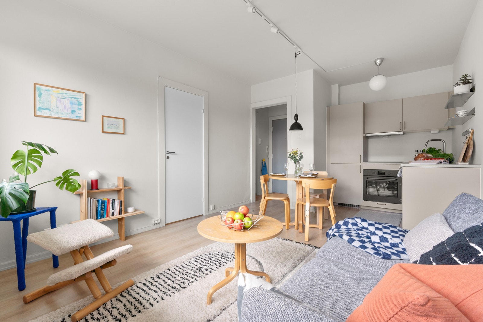 Leiligheten har en åpen planløsning med god plass til spisegruppe og sofaseksjon. Den er enkel å møblere og byr på gode innredningsmuligheter. Galleribilde