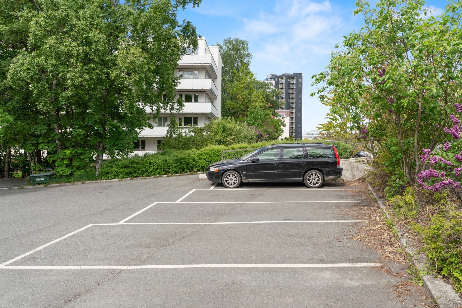 Sameiet har flere parkeringsplasser som er mulig å leie, det er også to av dem som er for gjester. Galleribilde