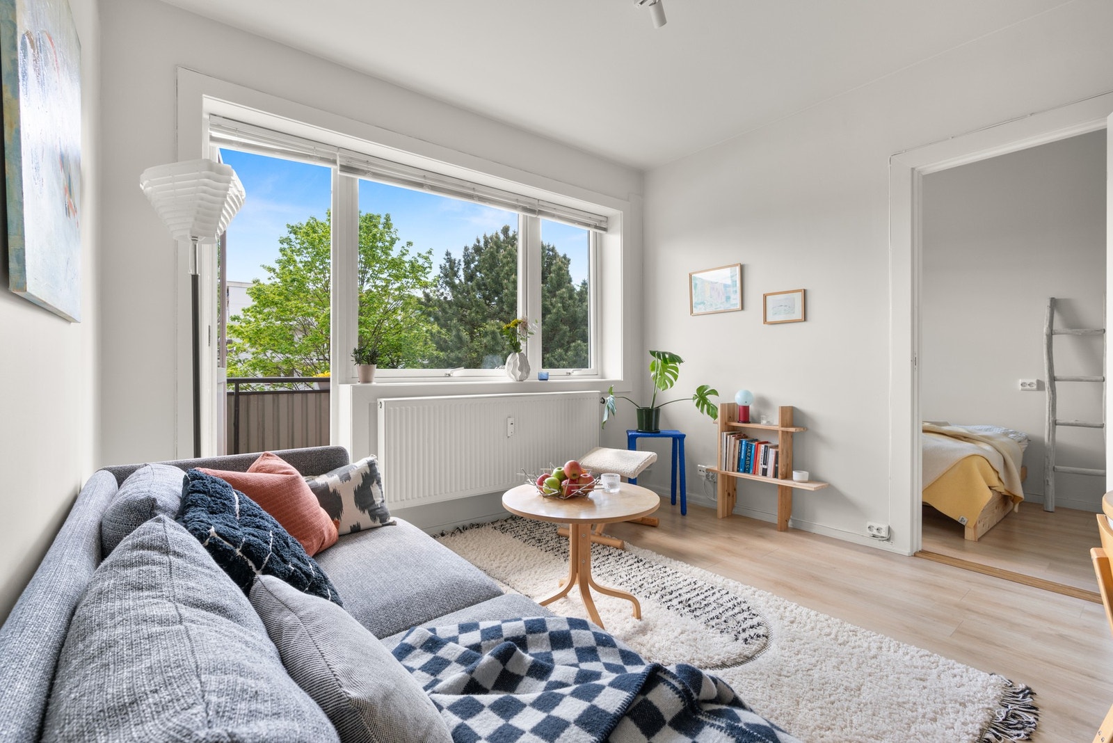 Stuen har store vindusflater som slipper inn rikelig med lys som gjør leiligheten ekstra koselig. Galleribilde
