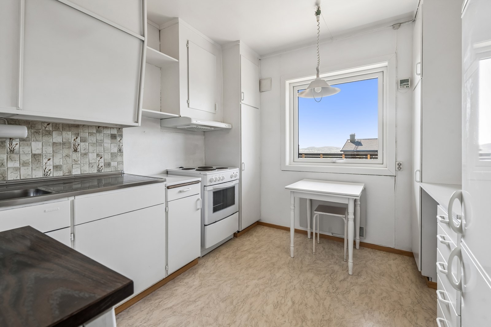 Kjøkkenet har plass til en liten spiseplass ved vinduet og er utstyrt med kjøkkenventilator med avtrekk ut. Galleribilde