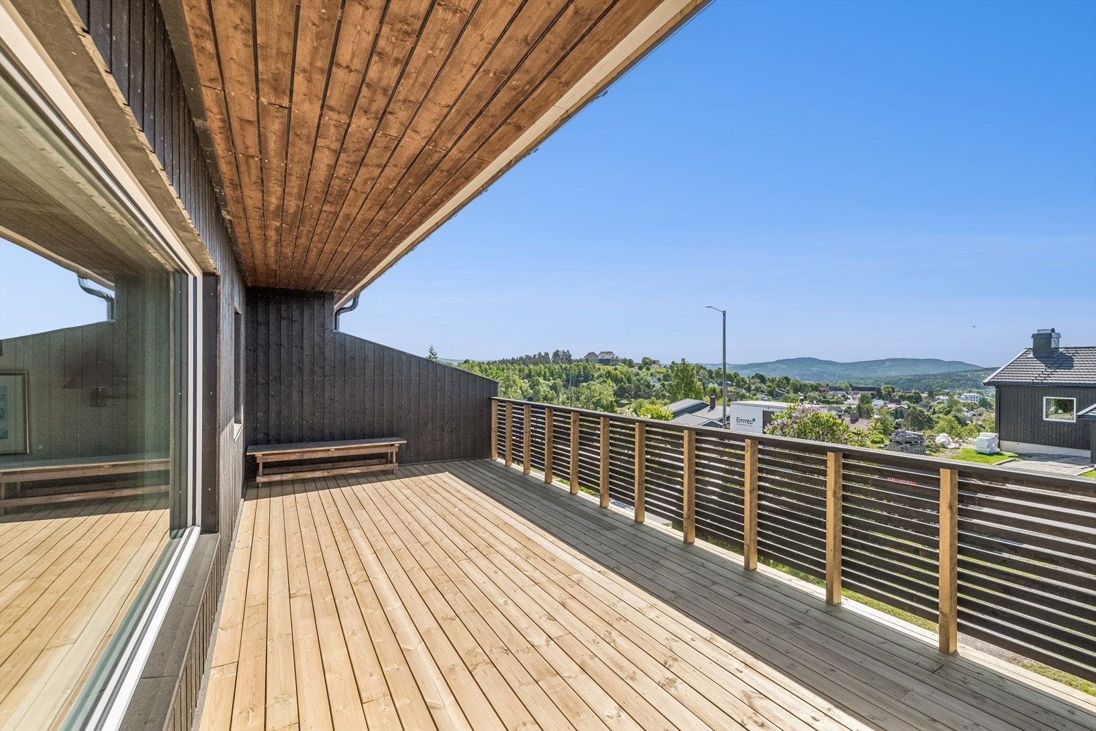 Fra stuen er det utgang til en ny balkong på 26 m², med tidsmessig og solid materialvalg. Galleribilde