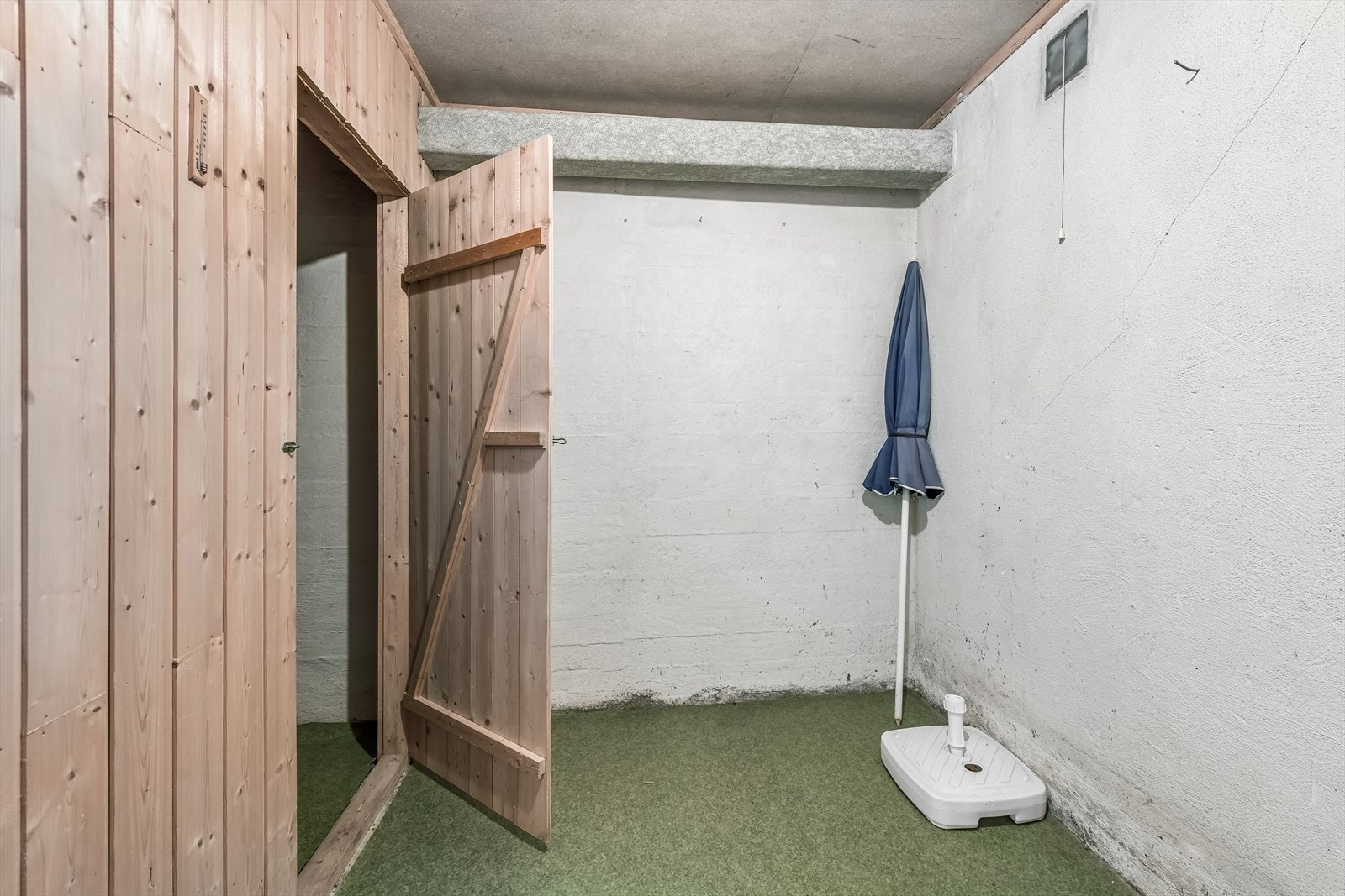Boligen har rikelig med lagringsplass, med blant annet to boder i underetasjen. Galleribilde