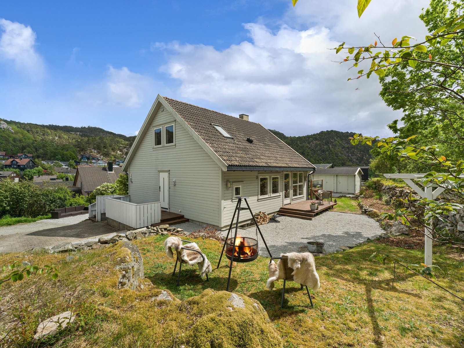 Pen romslig tomt som grenser til friområde Galleribilde