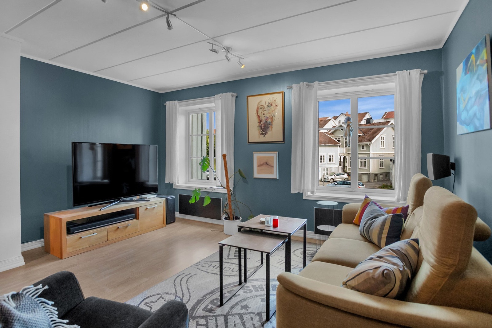 Stuen er lys og romslig med god plass til både sofagruppe, spisebord og øvrig møblement. Galleribilde