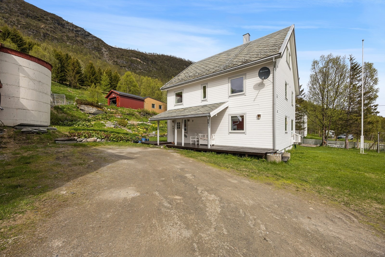 Eiendommen har en romslig gårdsplass med god plass til parkering. Galleribilde