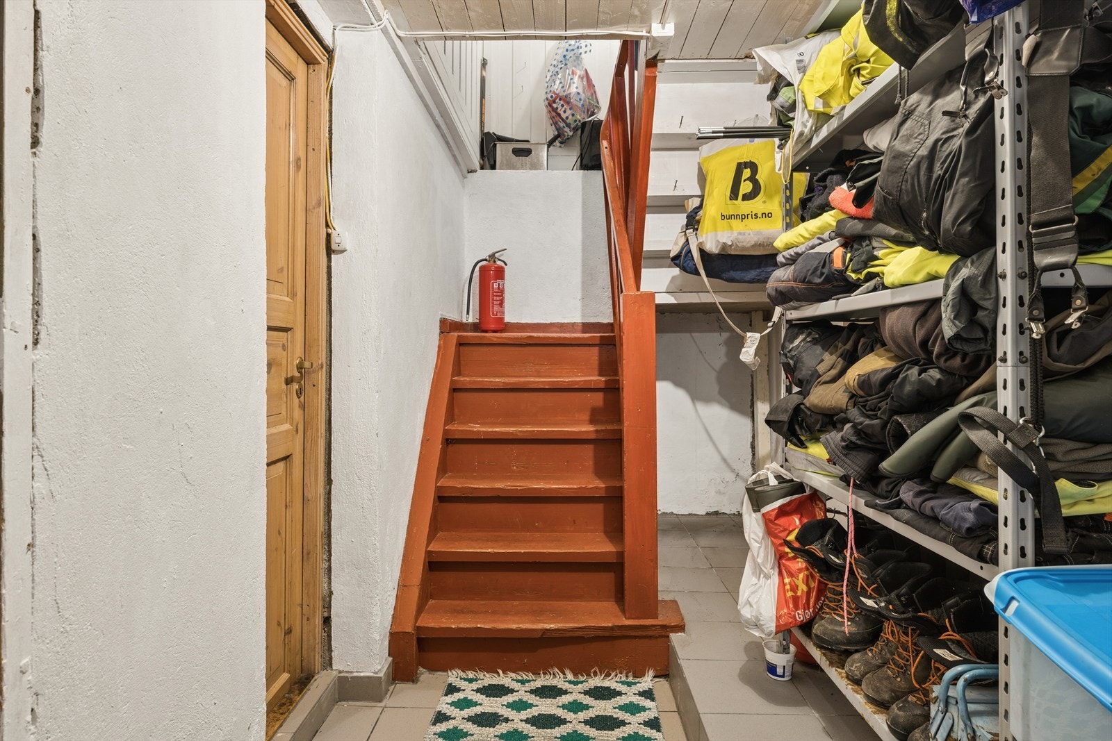 Kjellertrappen gir intern adkomst til boder og vaskerom. Galleribilde