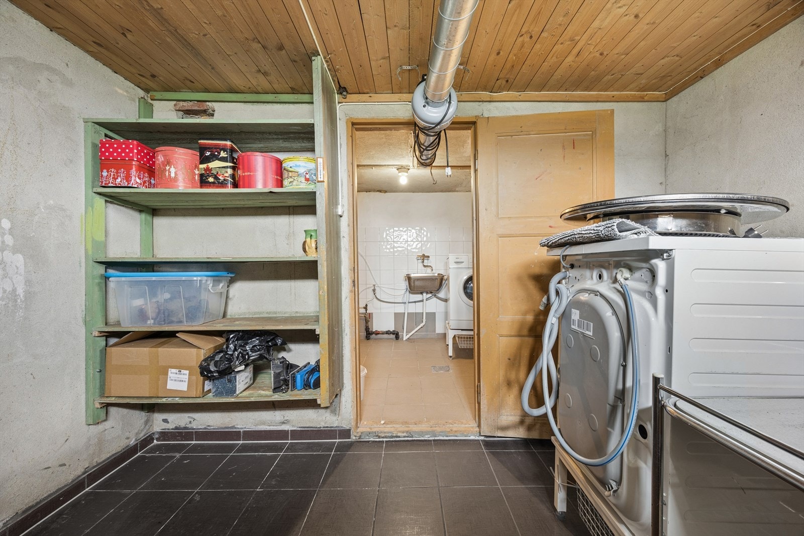 Fra en av bodene i kjelleren er det adkomst til vaskerommet. Galleribilde