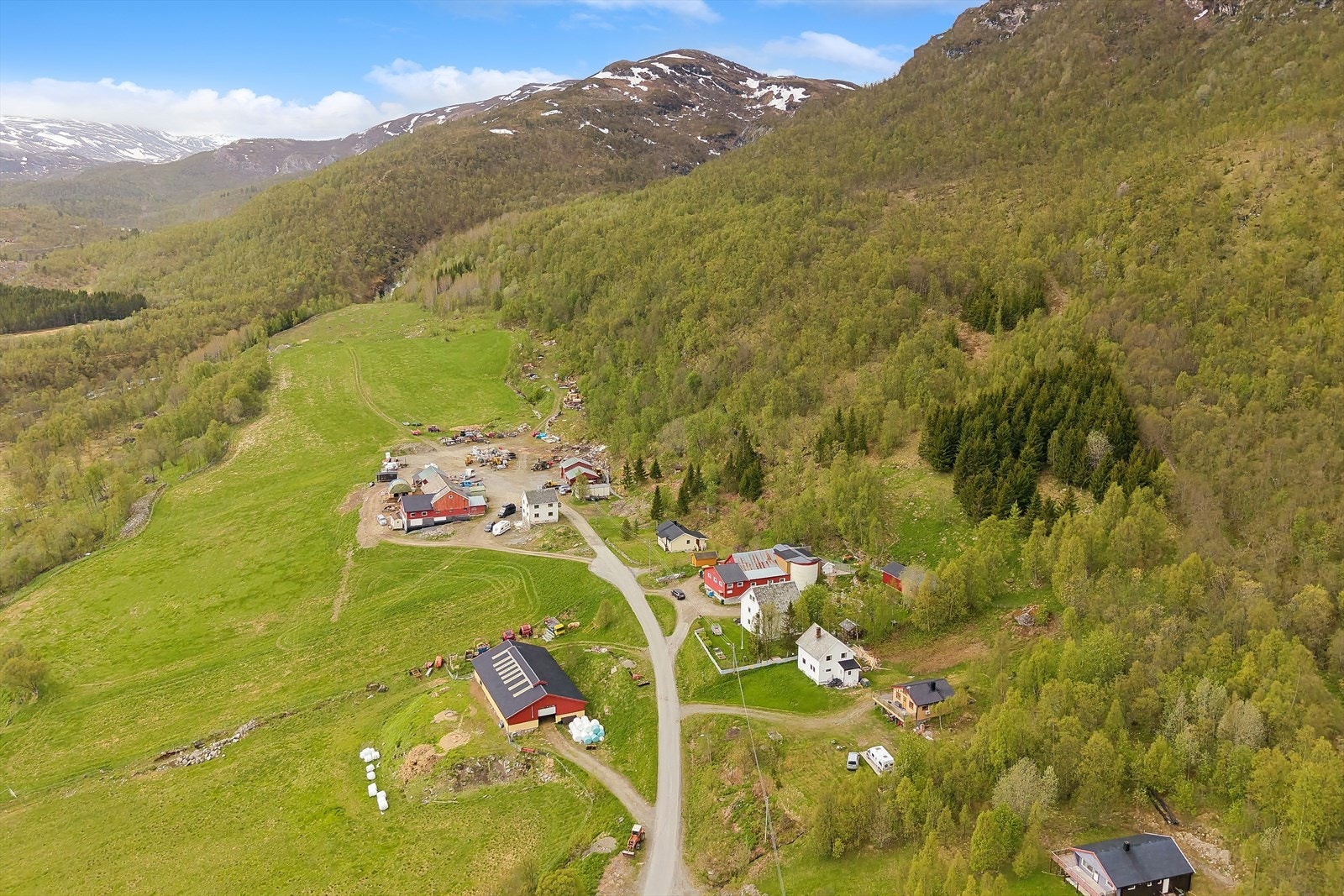 Omgivelsene preges av spredt bebyggelse, gårdsbruk og frodig natur, med gode turmuligheter rett utenfor døren. Galleribilde
