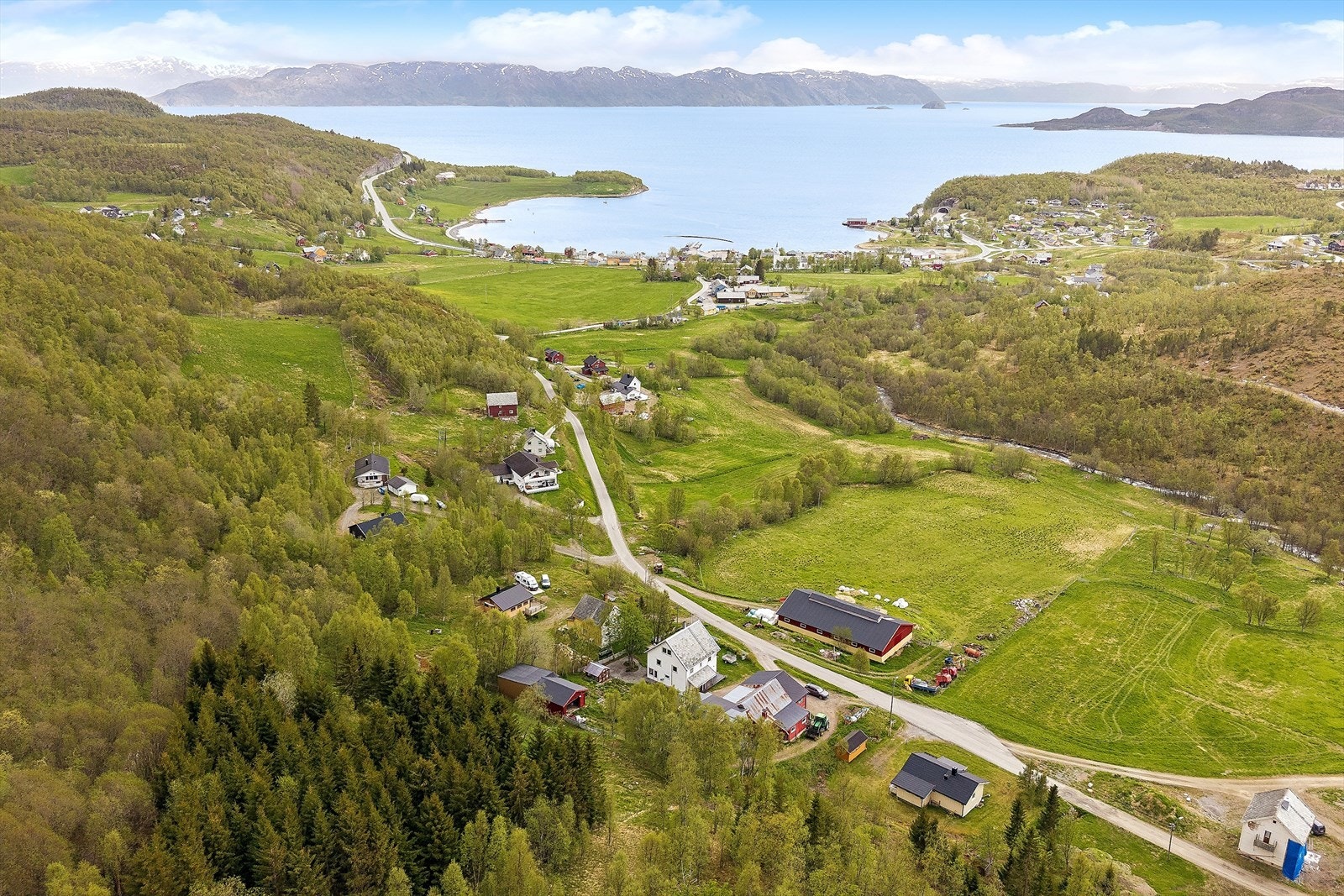 Fra eiendommen er det kort vei ned til Talvik, med blant annet skole og dagligvarebutikk. Galleribilde