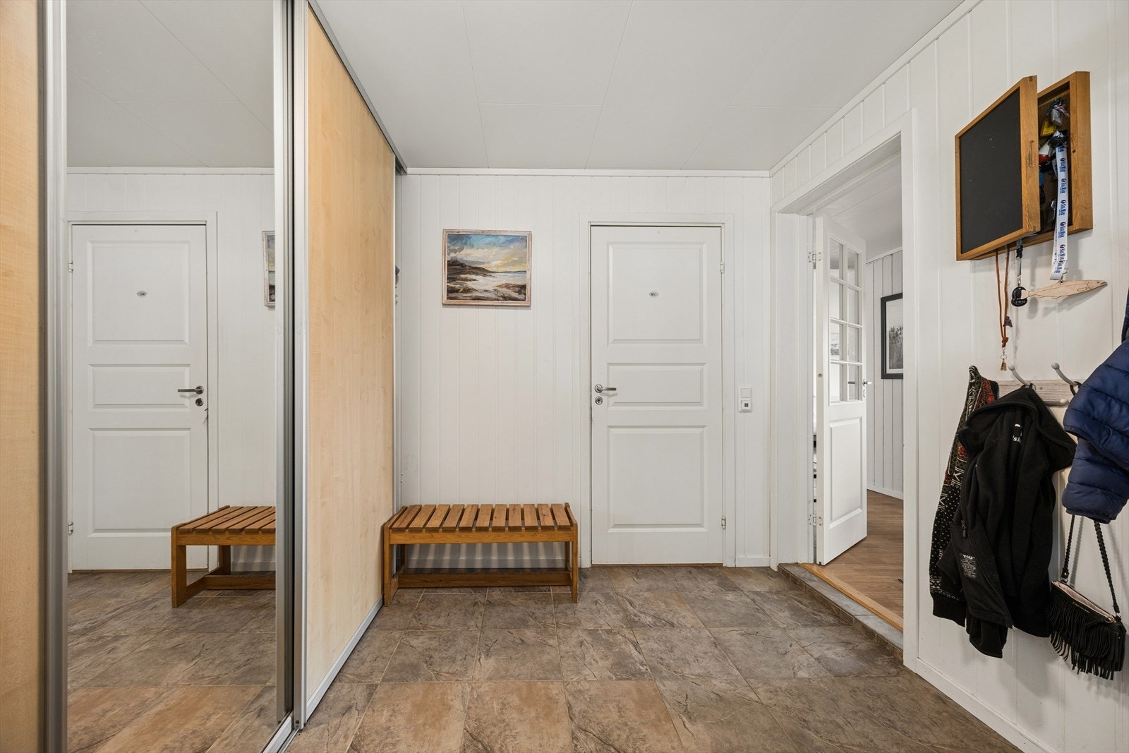 Romslig entré med belegg på gulv og plass til garderobeløsning. Galleribilde