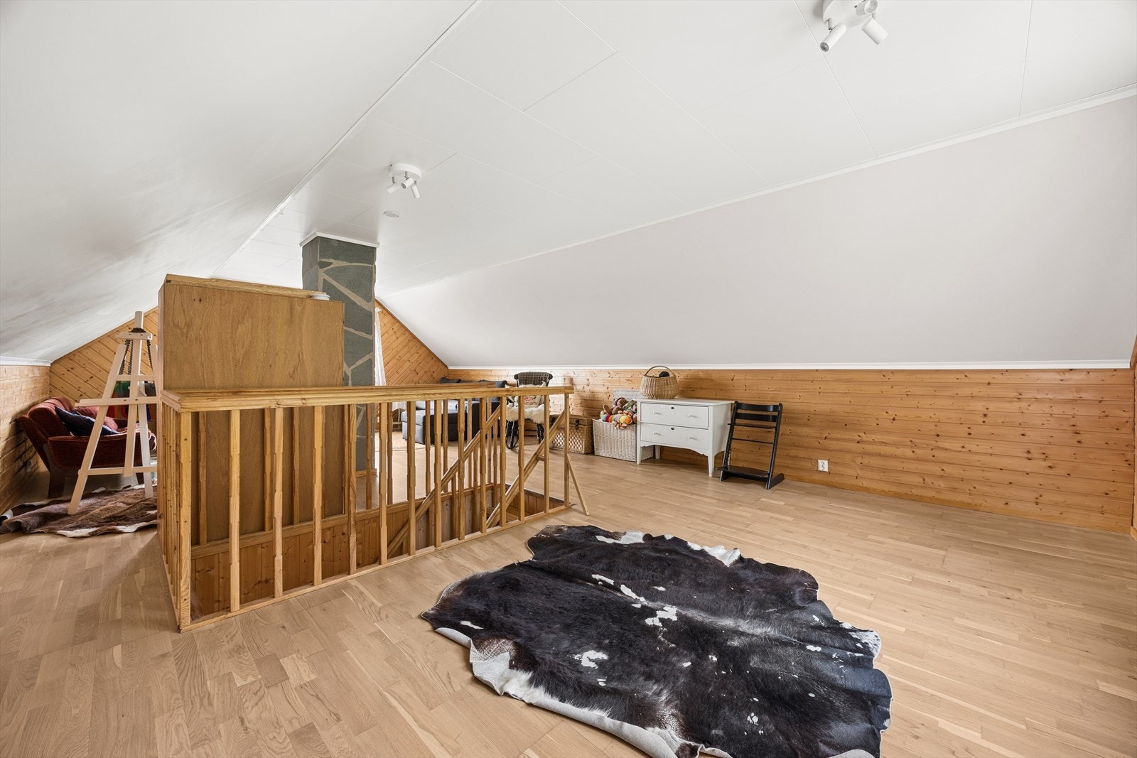 Her er god plass til både sofagruppe og annet interiør. Galleribilde