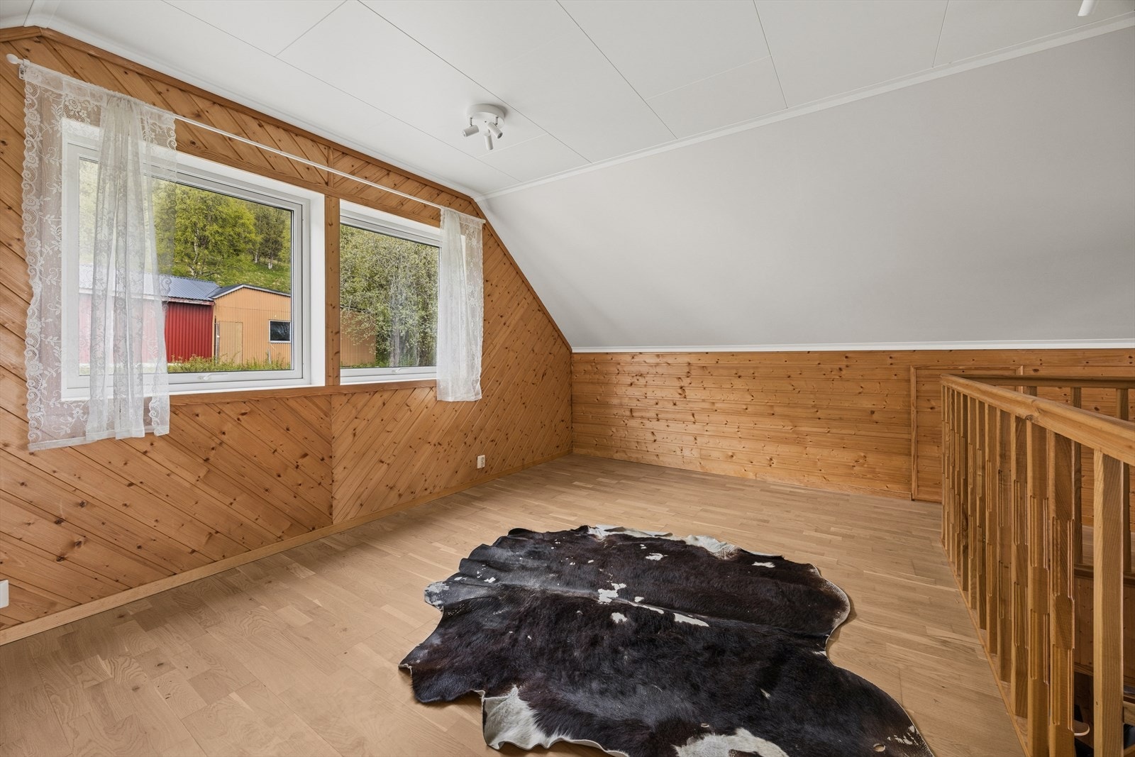 Loftstuen i tredje etasje er et allsidig rom. Galleribilde