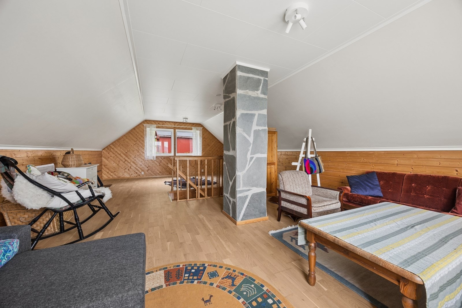 Pipeløpet i teglstein er kledd med skiferfliser og binder etasjene sammen. Galleribilde