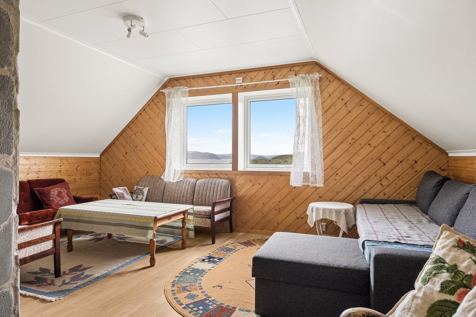 Loftstuen er et romslig oppholdsrom med plass til flere sittegrupper. Galleribilde