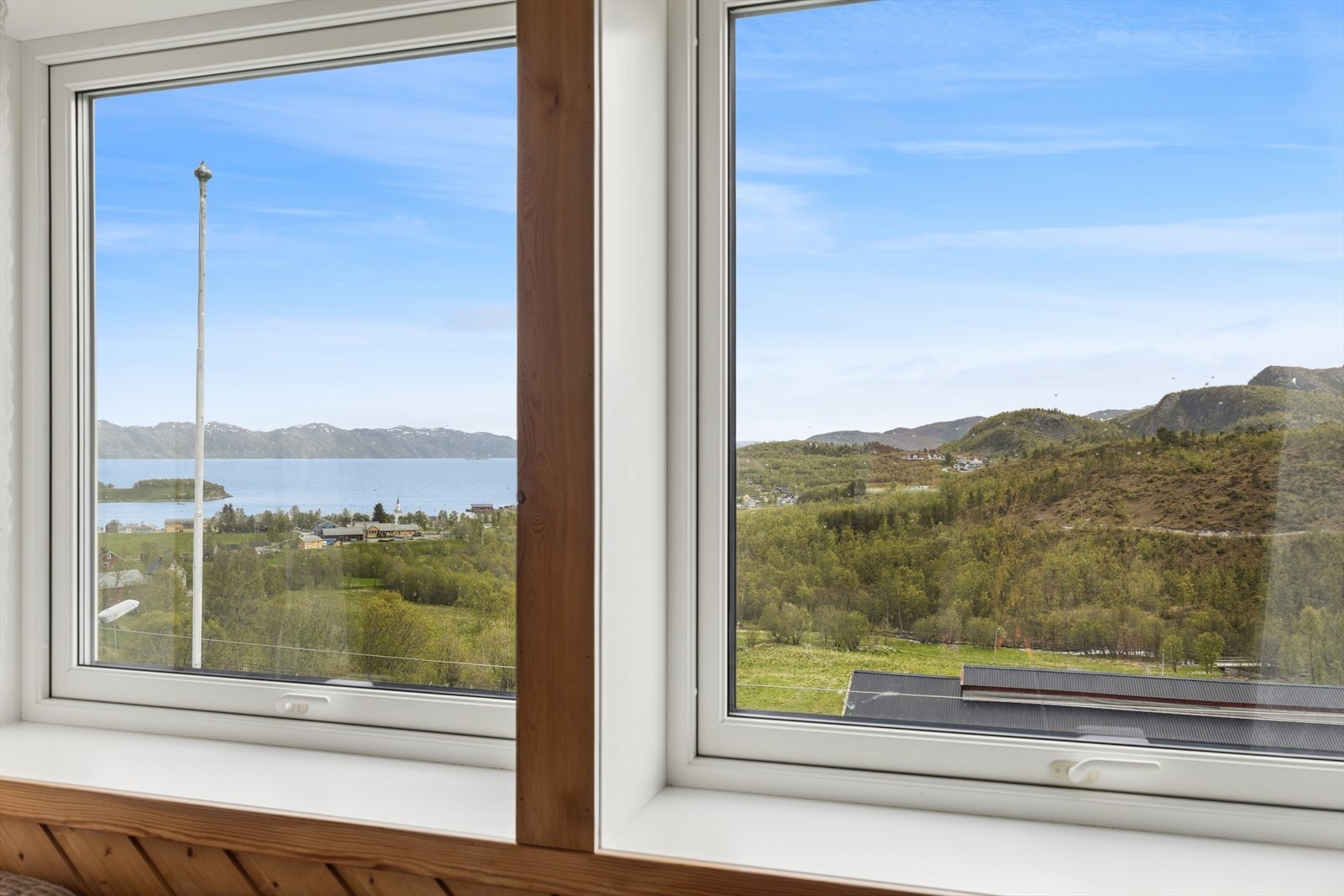 Fra vinduene har man utsikt over flott landskap og fjorden. Galleribilde