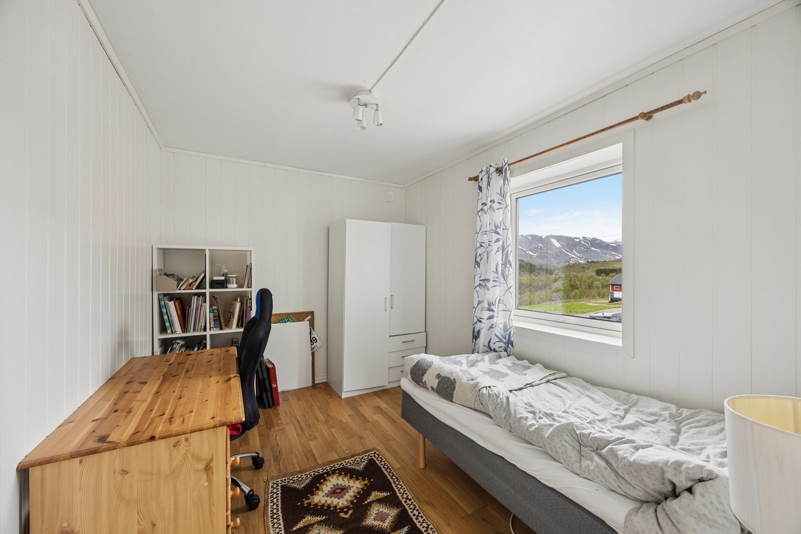 Romslig soverom med plass til både seng og arbeidsplass. Galleribilde