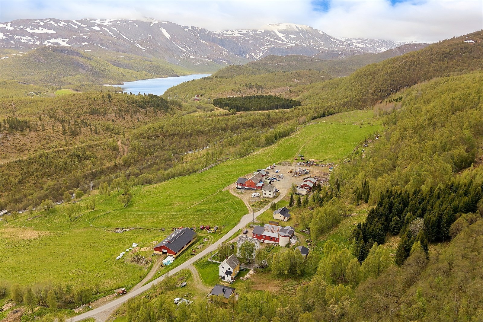Eiendommen ligger i et frodig dalføre med nærhet til fjell og vann. Galleribilde
