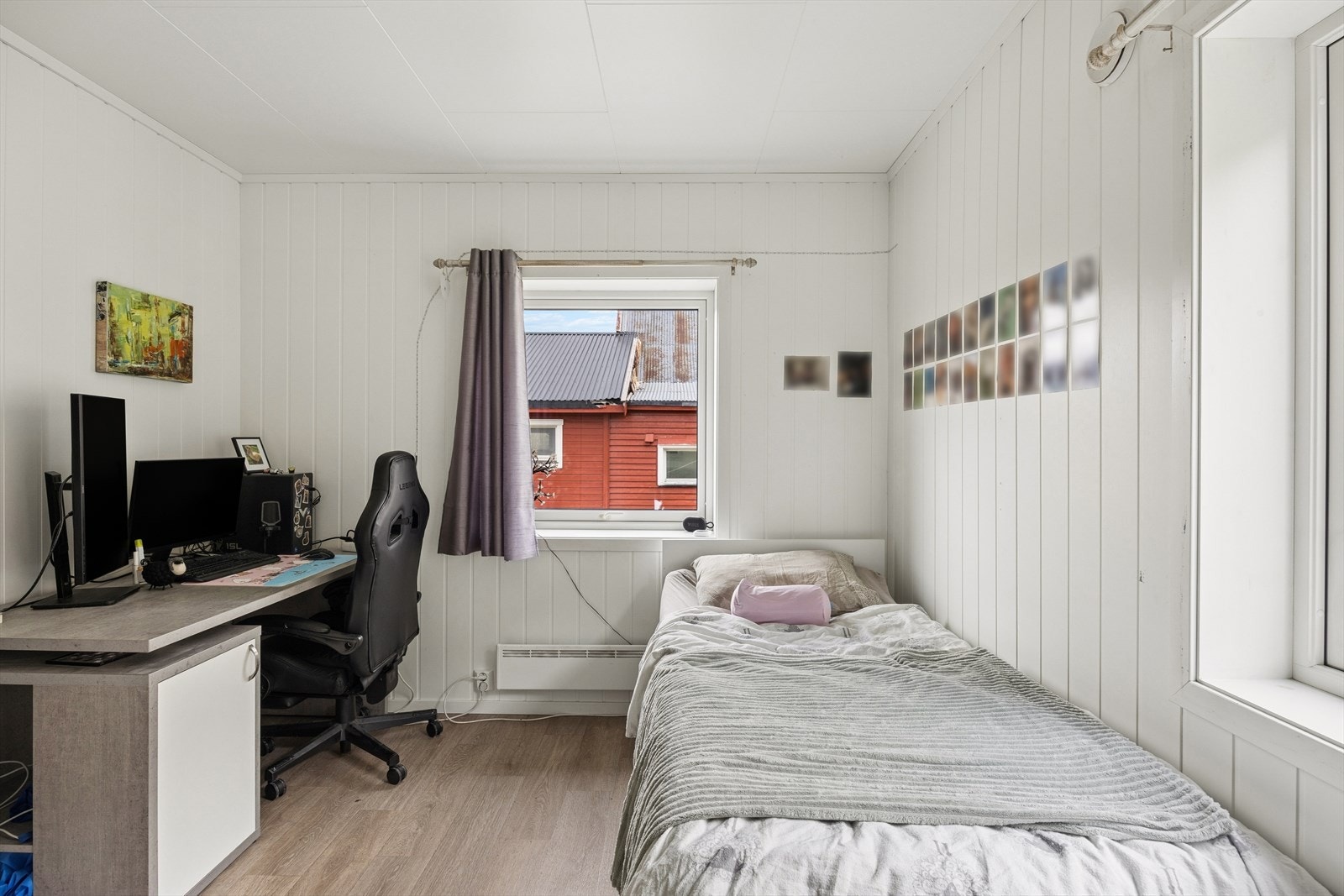 Soverommene har vegger med malte panel og laminat på gulv. Galleribilde