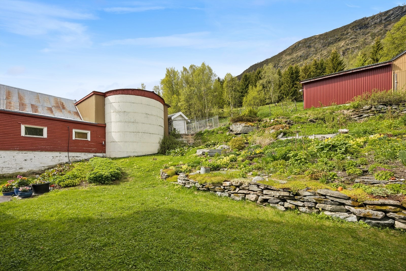 Til fjøsbygget fra 1950 er det et tilhørende silobygg. Galleribilde