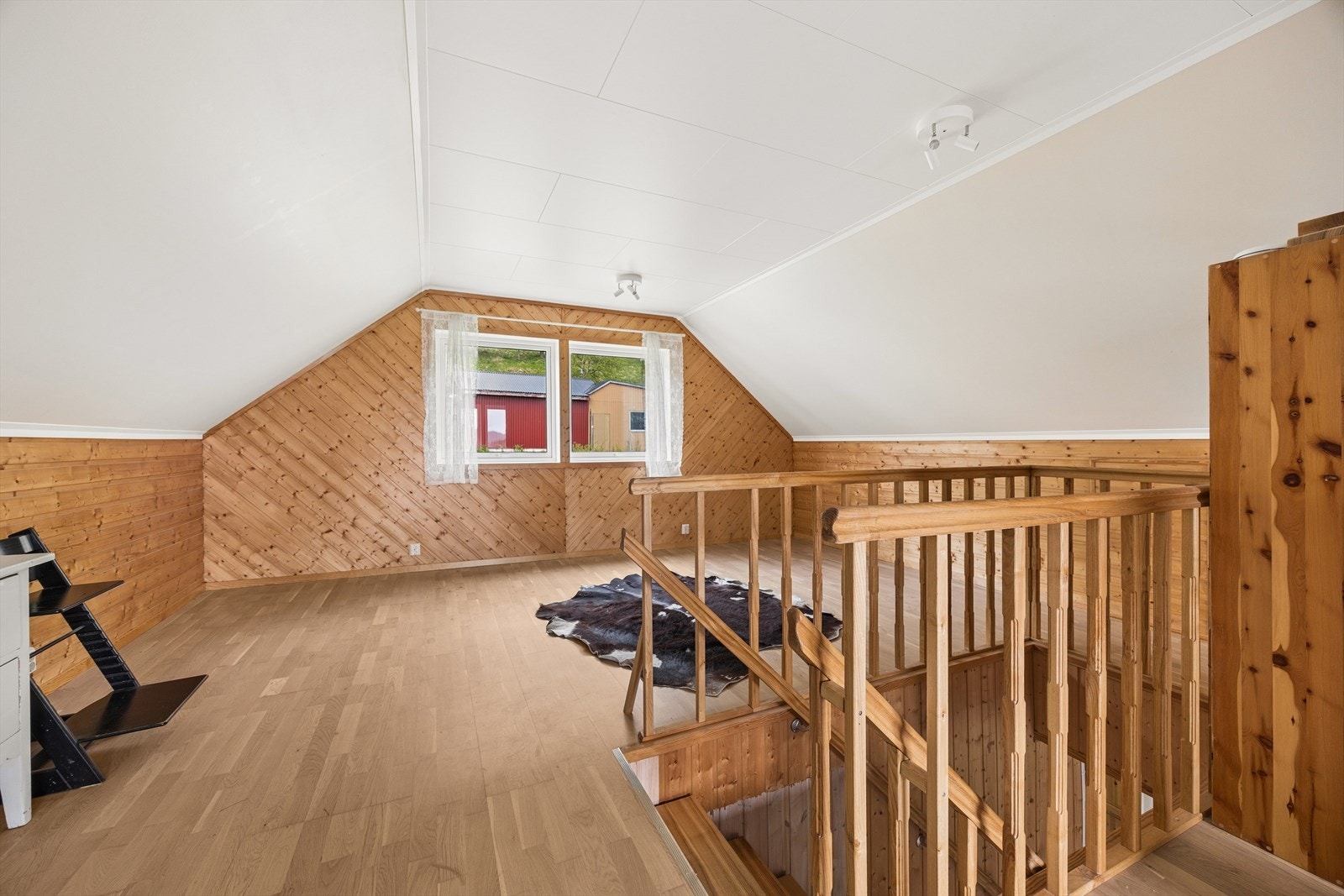 Trappen opp til tredje etasje har en åpen utførelse som bevarer romfølelsen. Galleribilde