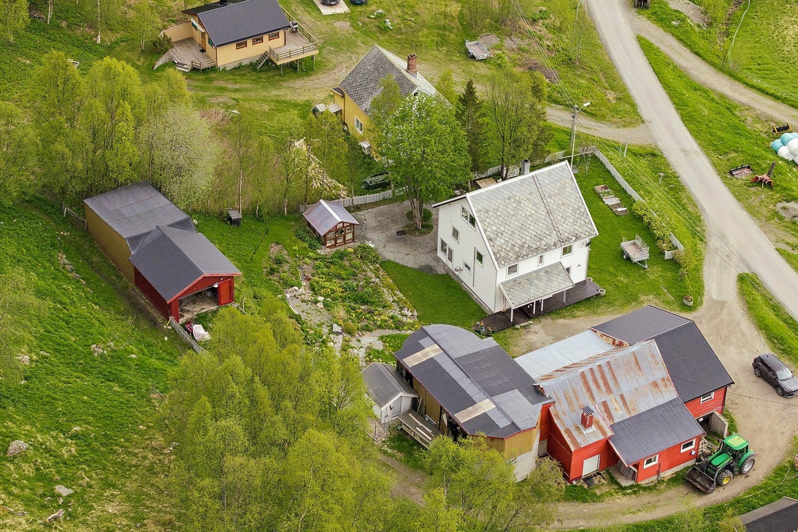 Enebolig fra 1949, tilbygd og oppgradert i 2012-14. Eiendommen omfatter også garasje og to driftsbygninger. Galleribilde