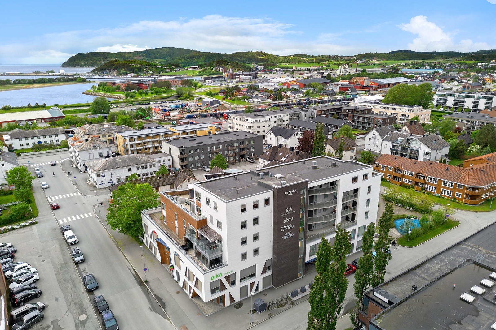Bygget har heis som gir enkel adkomst og har fast parkeringsplass i kjeller med montert el-bil lader som følger med. Galleribilde