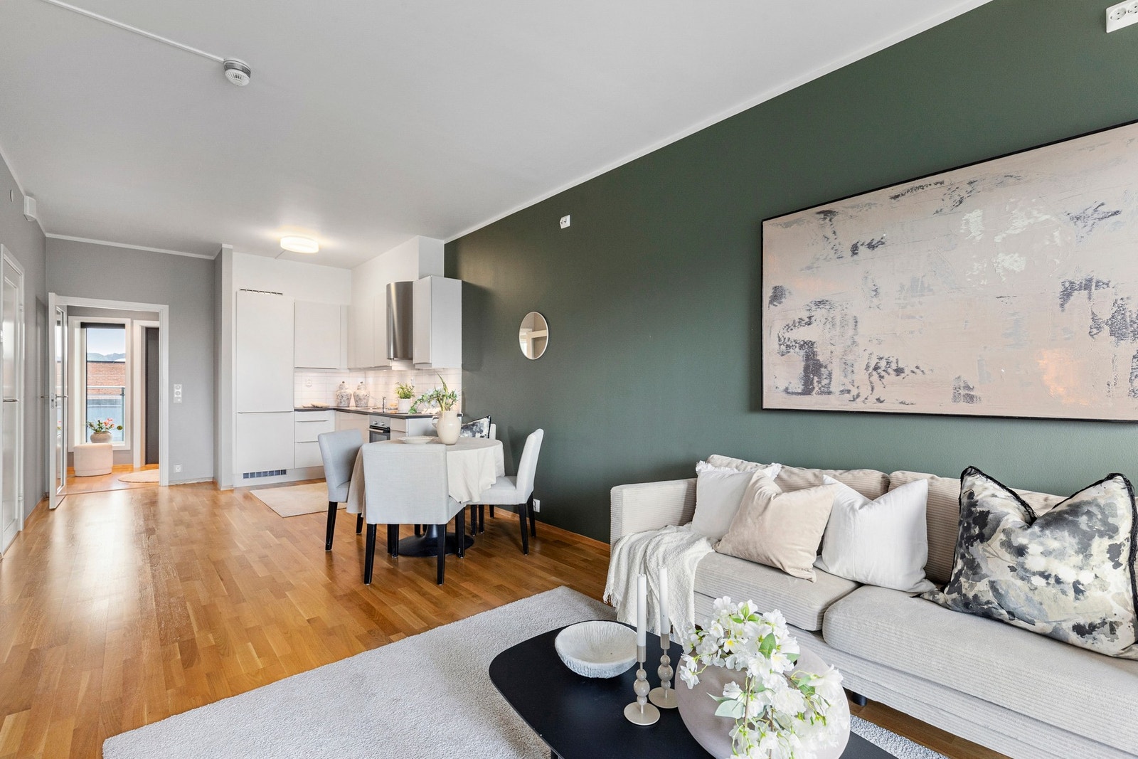 Leiligheten er malt i moderne fargetoner som skaper et lunt og innbydende inntrykk. Galleribilde