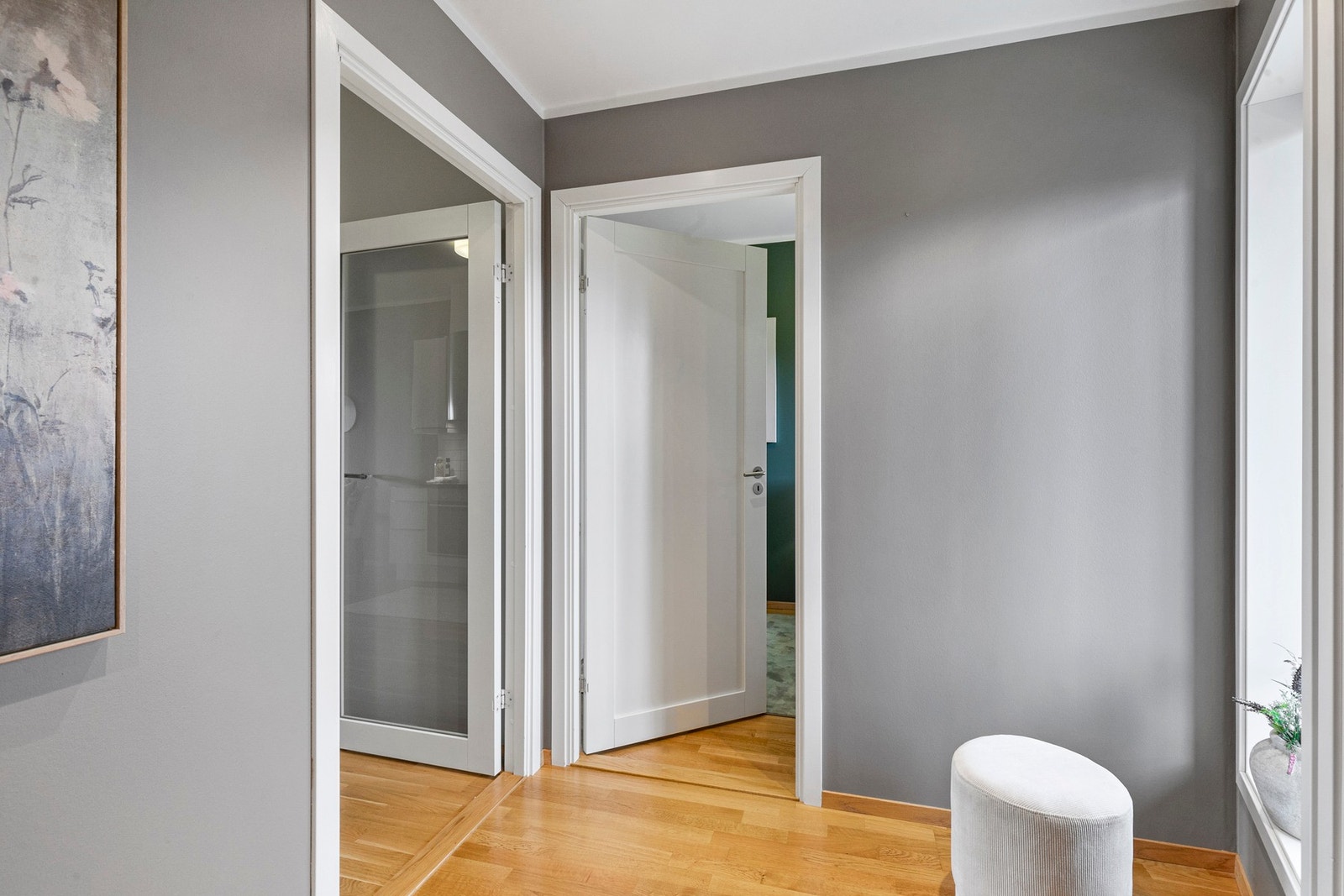 Romslig hall- her er det god plass for garderobe løsning. Galleribilde