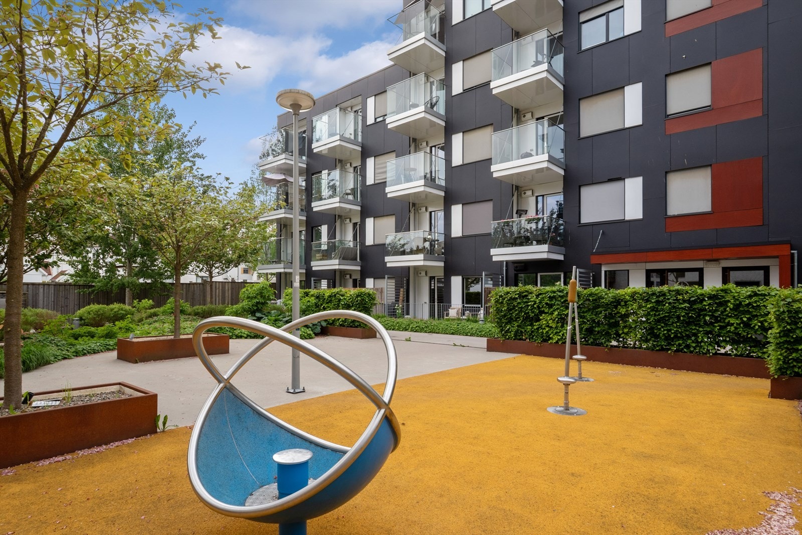 Boligområdet er sentrumsnært med gangbroen som tar deg direkte over til alle byens fasiliteter. Galleribilde