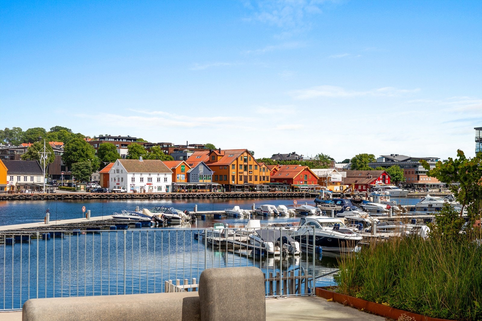 Her bor du i et område som binder Nøtterøy og Tønsberg sammen via den praktiske gangbroen og sjølivet venter rett utenfor døren. Småbåthavnen ligger bare noen skritt fra leiligheten, mens den kommunale båthavnen i Ollebukta er kun få minutters gange unna. Galleribilde