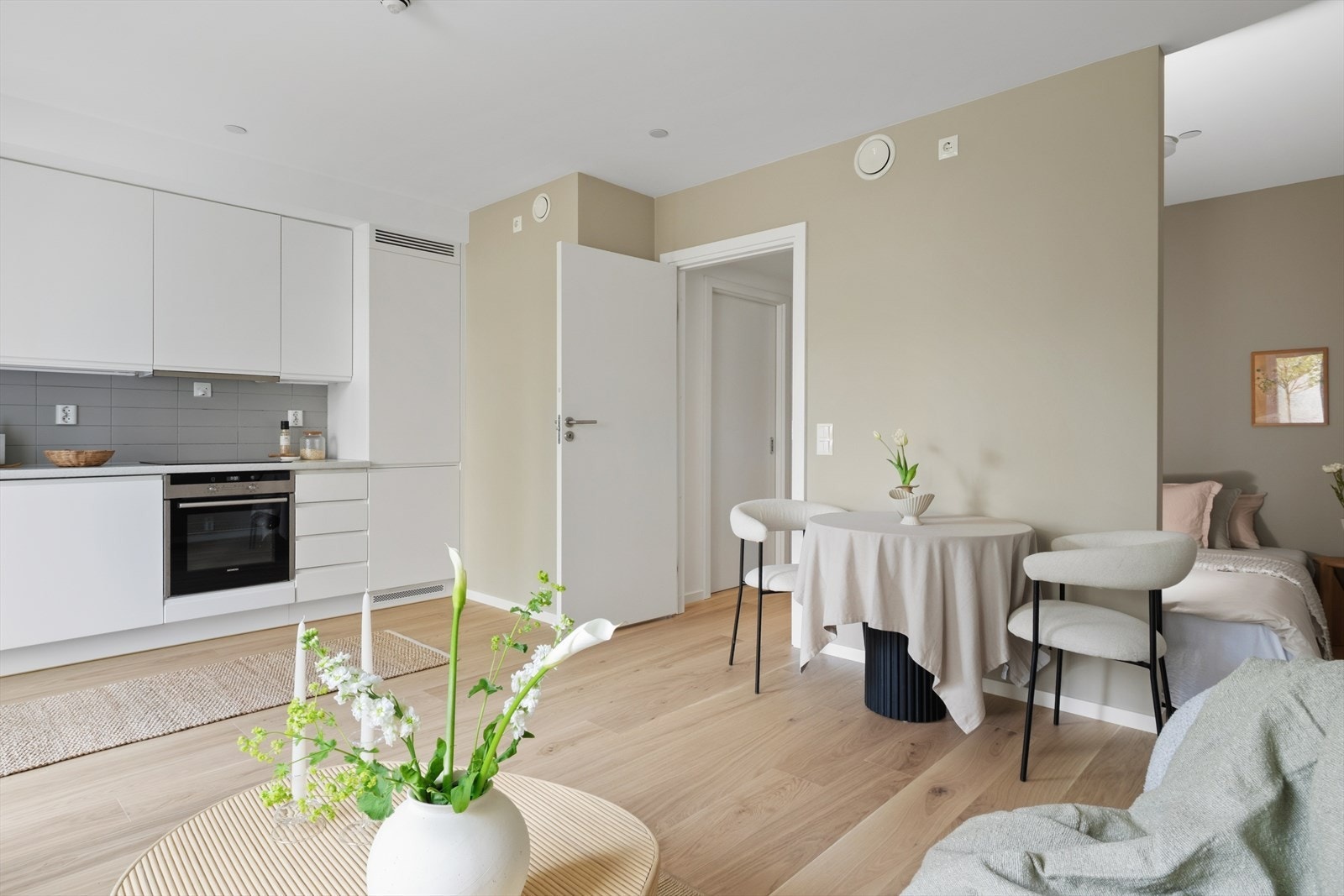 Kjøkkenet ligger i åpen løsning til stuen og har en moderne innredning fra HTH med slette fronter og laminat benkeplater. Galleribilde