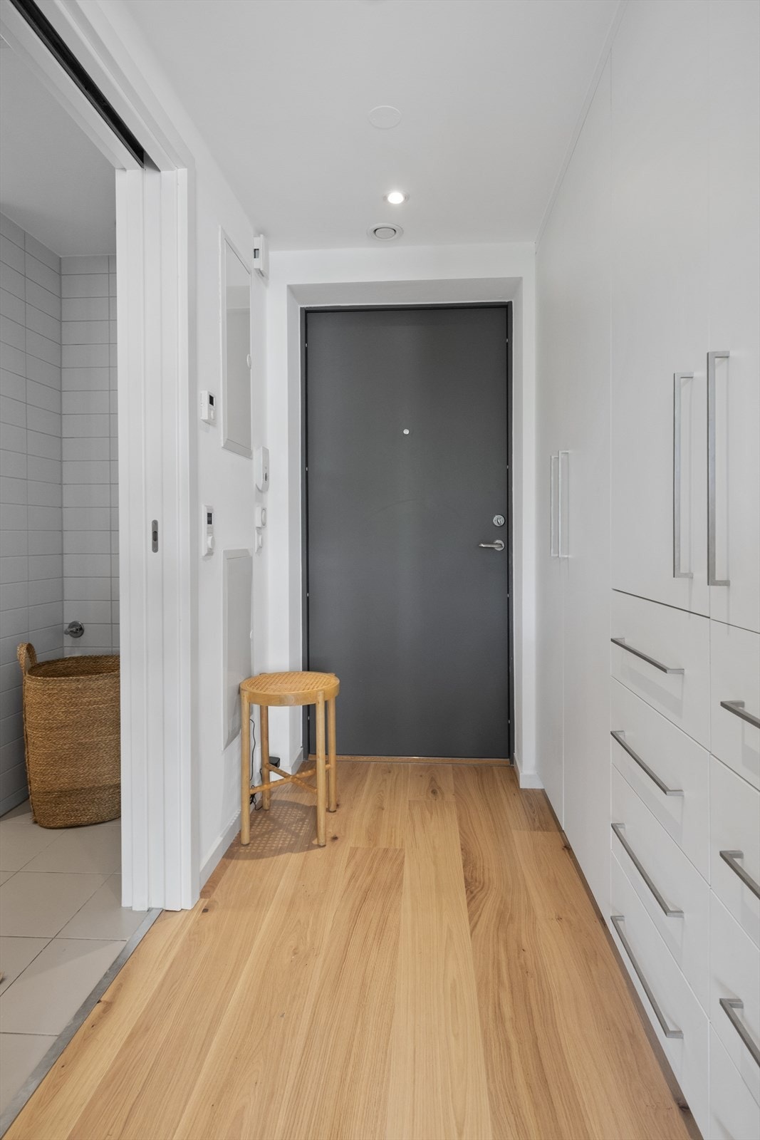 Entreen har også rikelig med garderobeplass til oppheng av yttertøy og plassering av sko som er i daglig bruk. Galleribilde