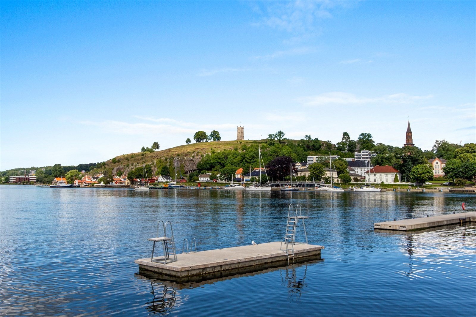 Bryggekanten egner seg også ypperlig for en rolig spasertur, en fisketur eller et forfriskende bad. Galleribilde