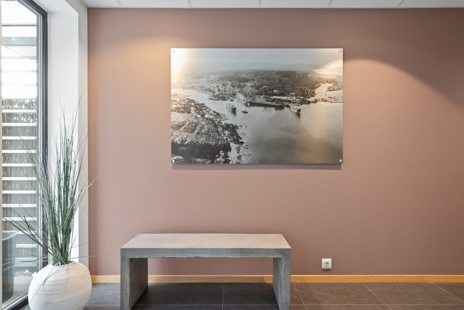 Det er inngang til leiligheten via et felles og hyggelig inngangsparti. Galleribilde
