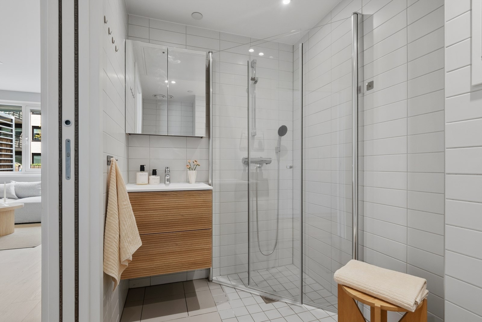 Badet er nylig oppgradert med nye fuger og ny baderomsinnredning. Innredningen består av underskap med nedfelt servant og speil med integrert belysning. Videre er badet innredet med vegghengt toalett og et dusjhjørne med inn- og utfeltbare dusjvegger. Galleribilde